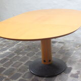 Postmodern round extendable dining table by Arnold Merckx for Arco, The Netherlands 1980s.