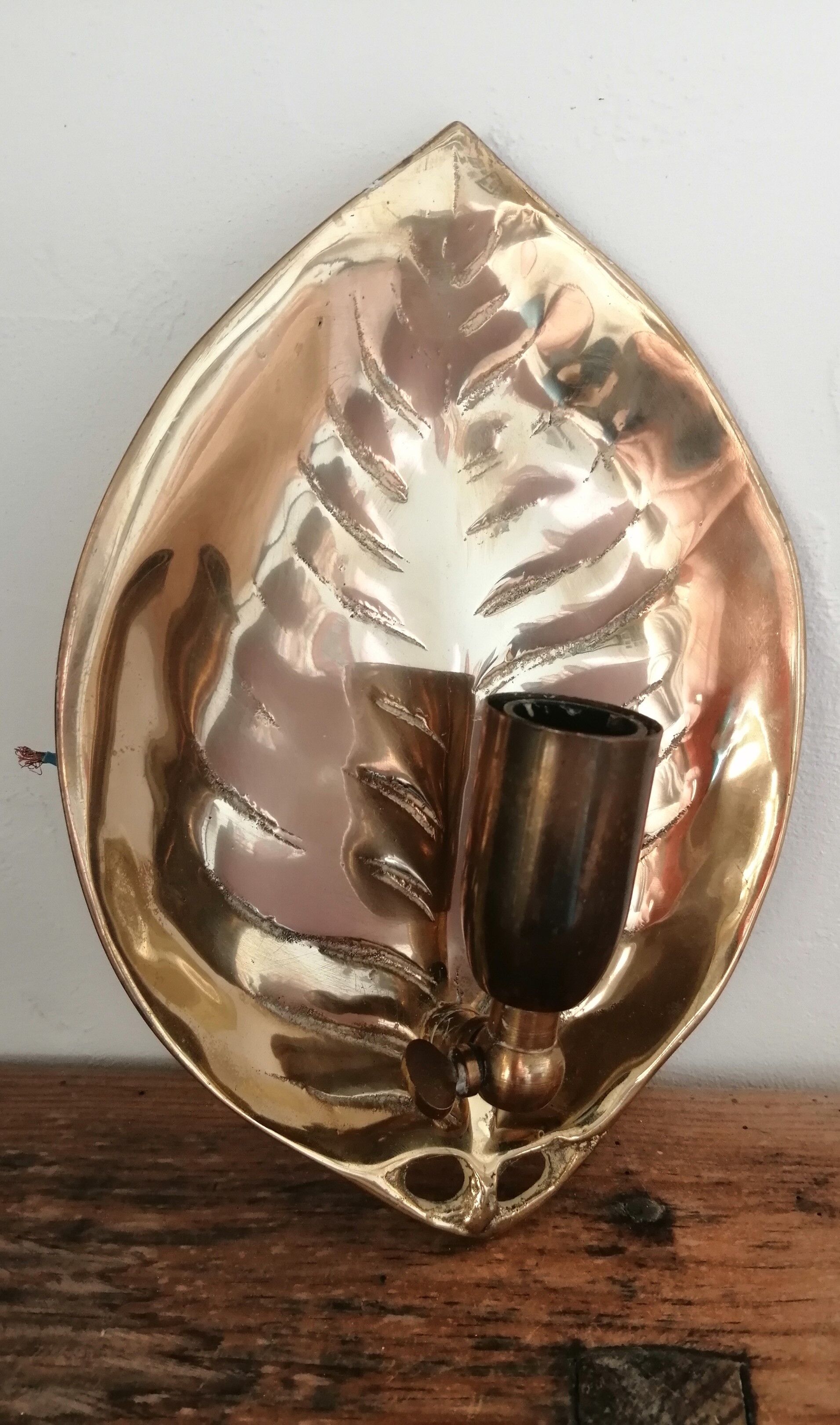 Adjustable bronze wall light with leaf decor