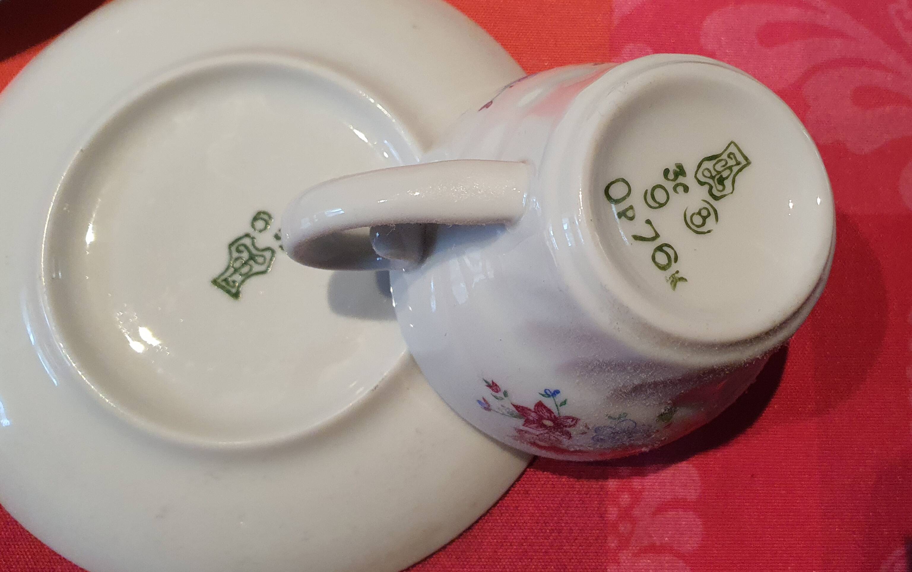 5 tasses à cadé avec soucoupes