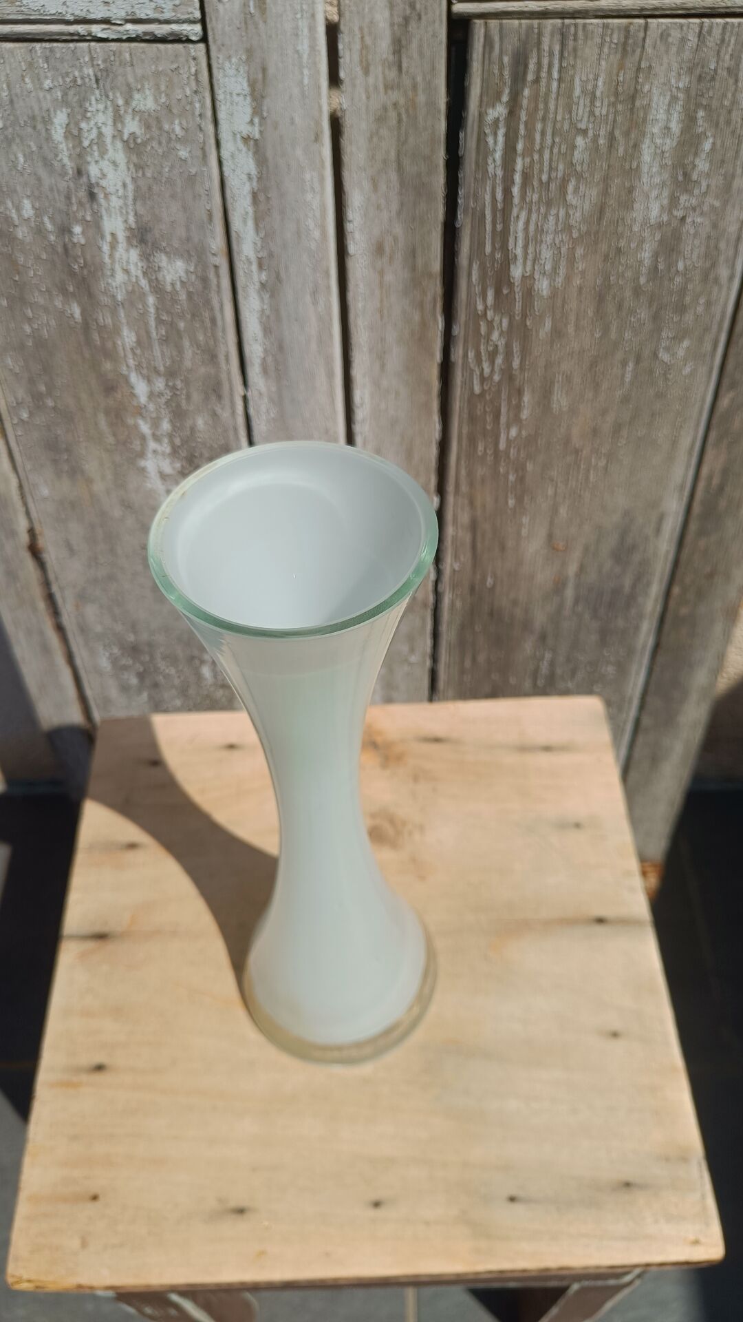 Single-stem vase in white opaline glass