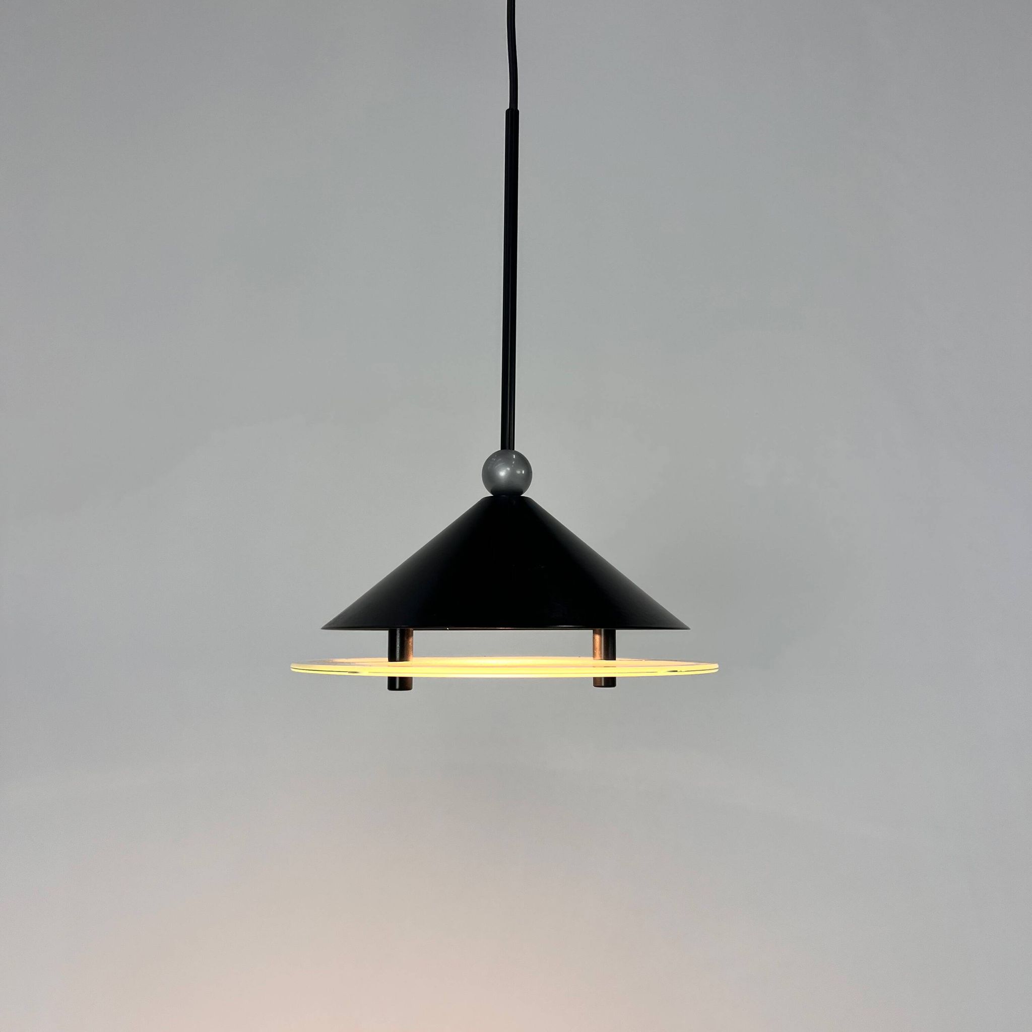 Suspension halogène postmoderne italienne, années 1980