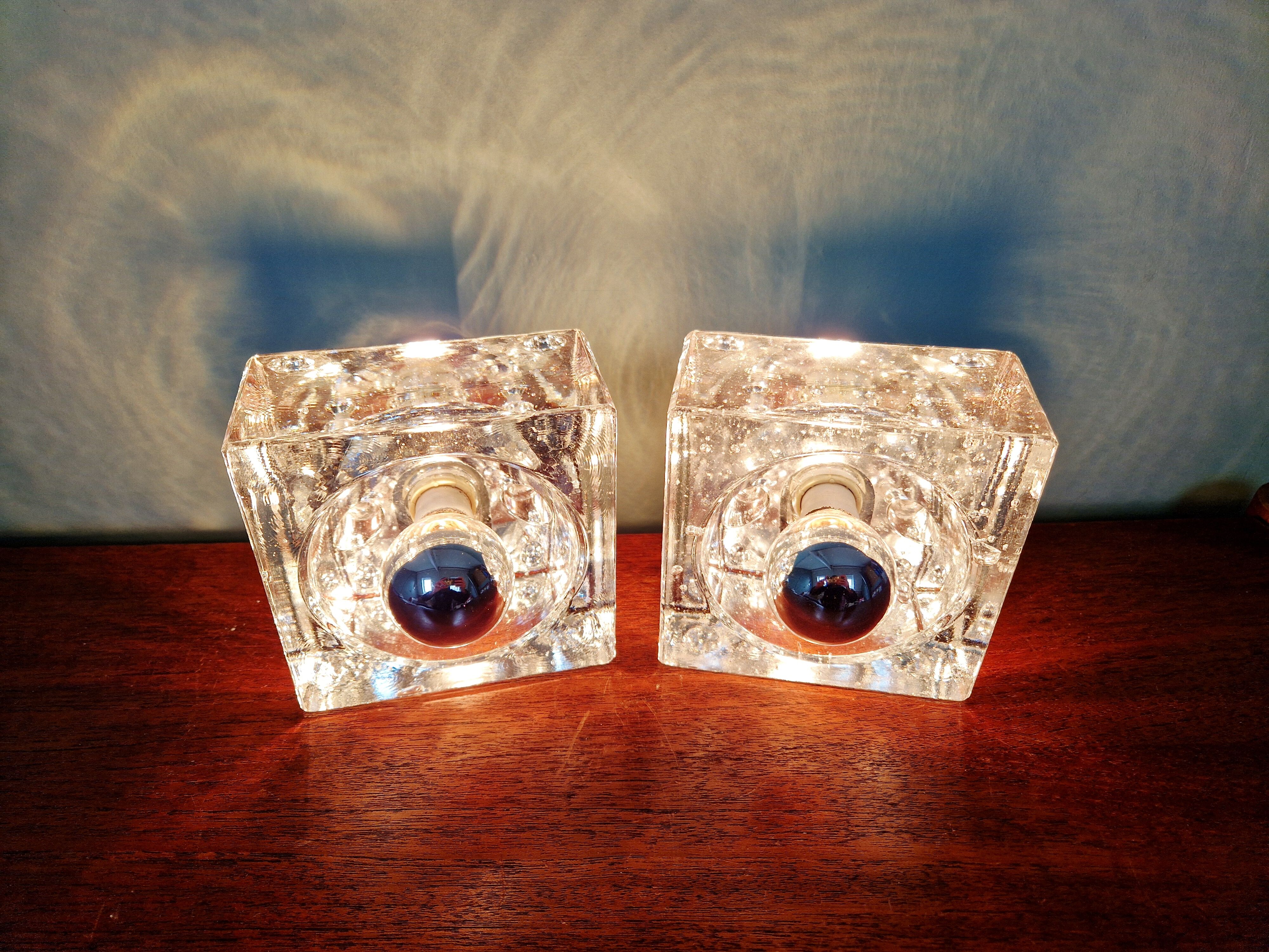 Pair of Ice Cube wall sconces in transparent bubbled glass, 1970s.