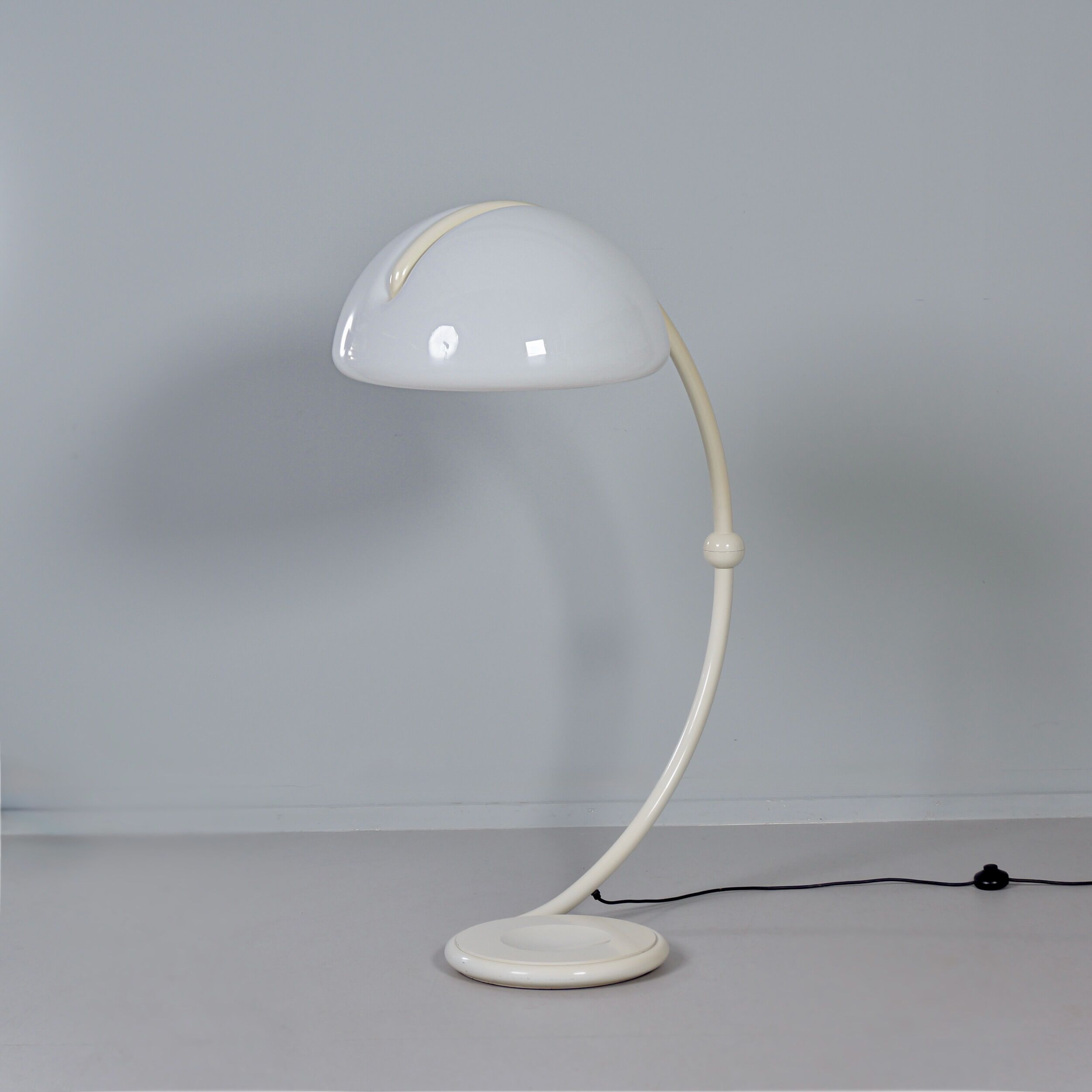 Lampadaire Serpente par Elio Martinelli pour Martinelli Luce, années 1970 en blanc.