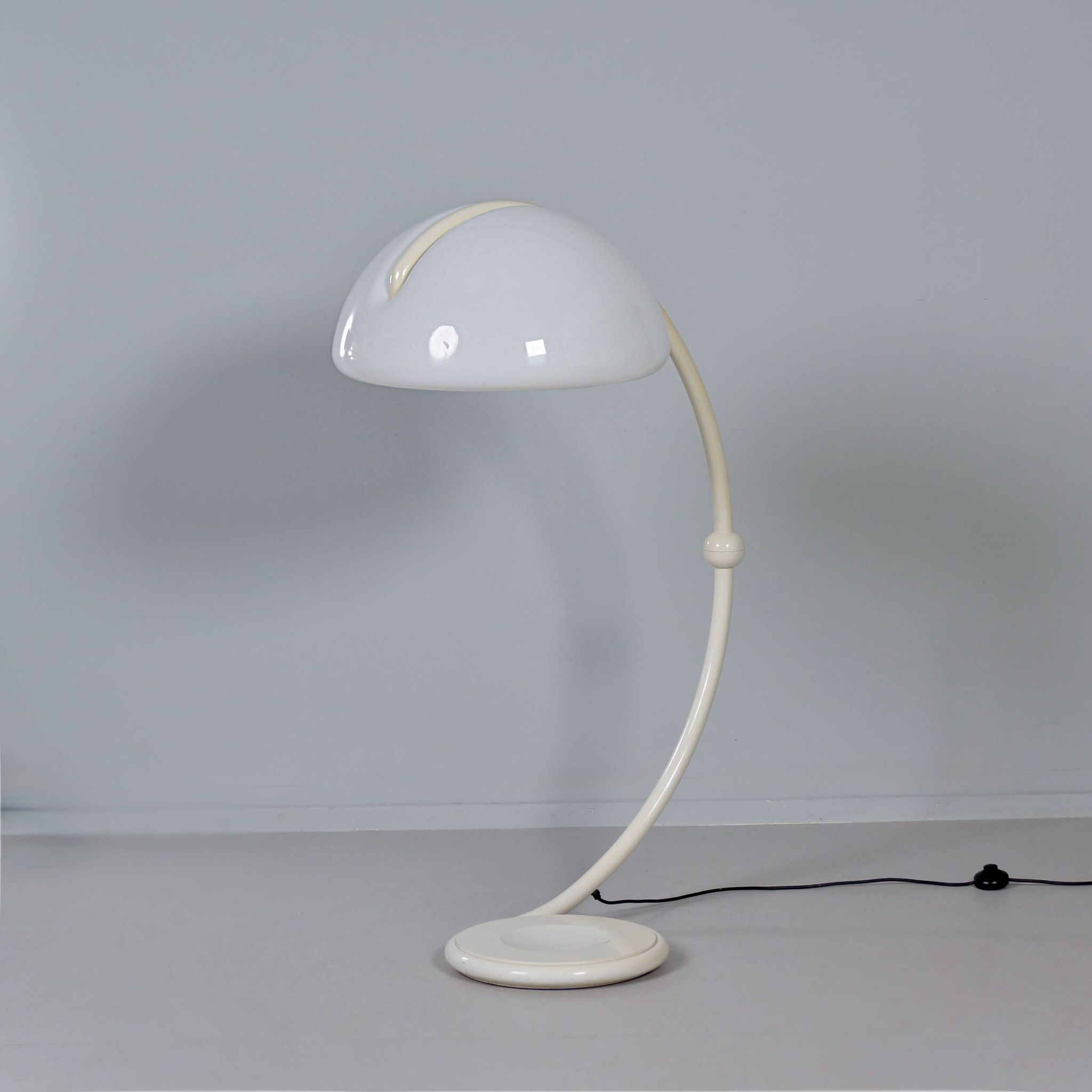 Lampadaire Serpente par Elio Martinelli pour Martinelli Luce, années 1970 en blanc.