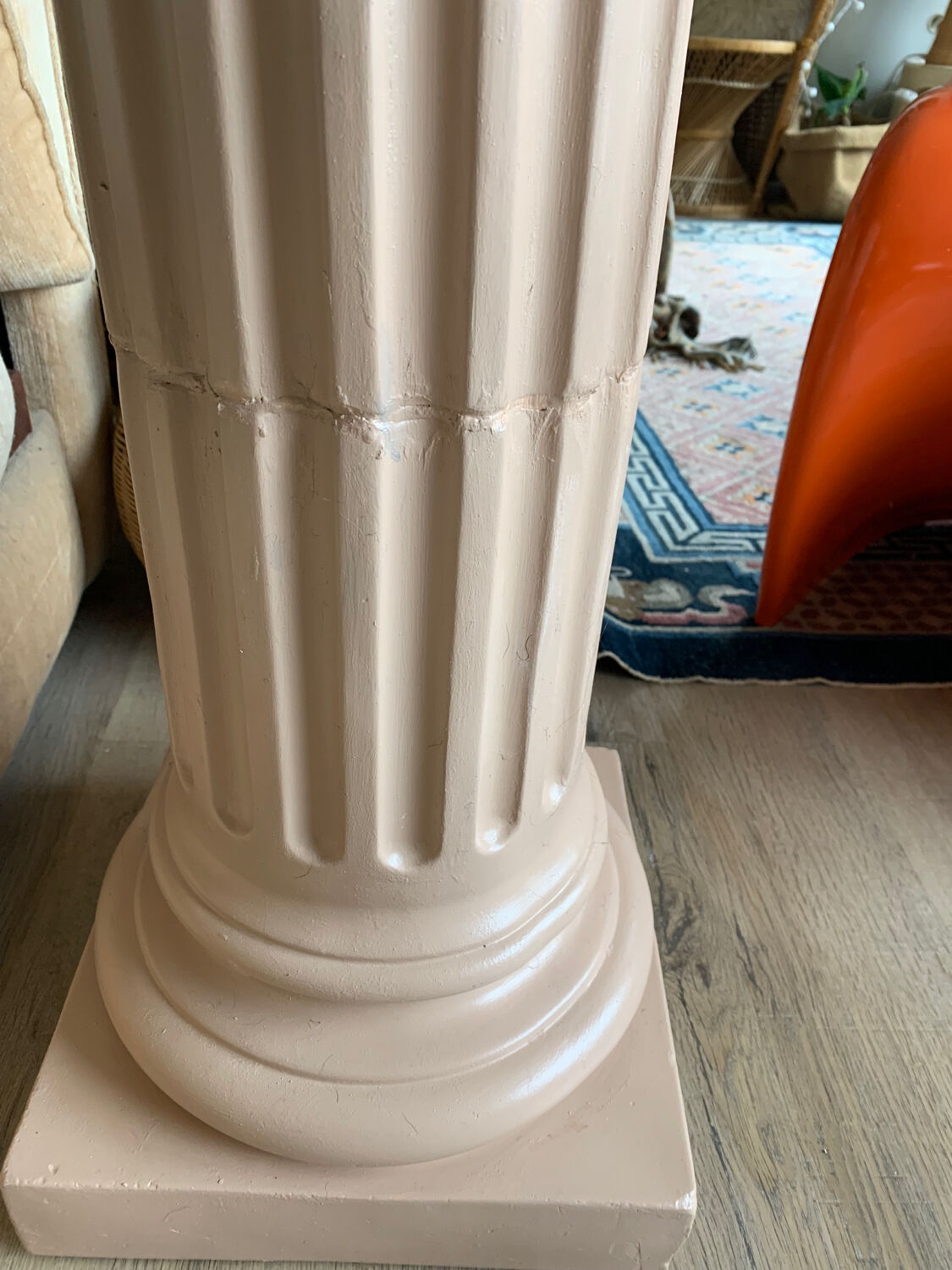 Pedestal column