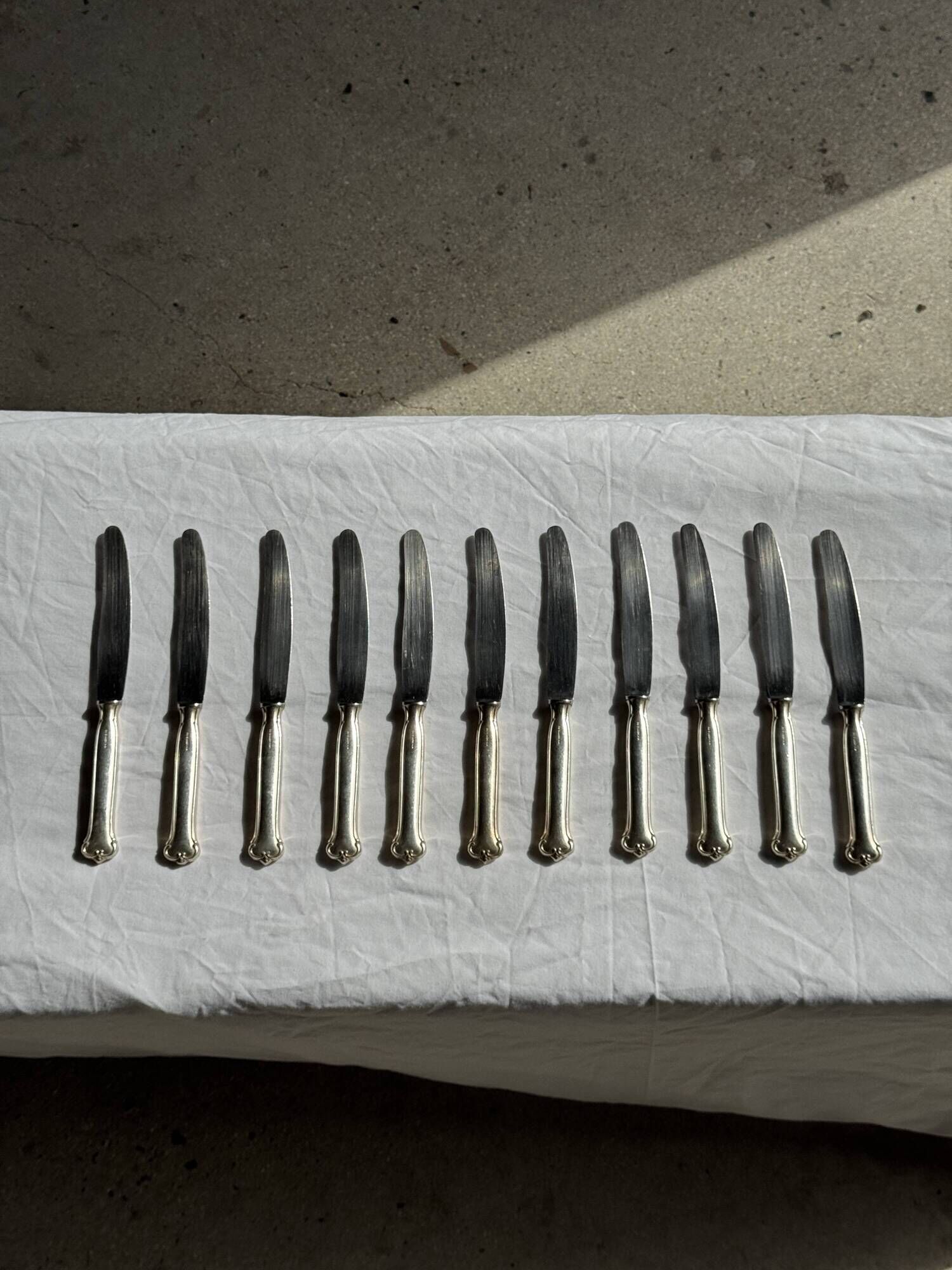 Lot de 11 couteaux anciens en acier inoxydable manches plaqués argent