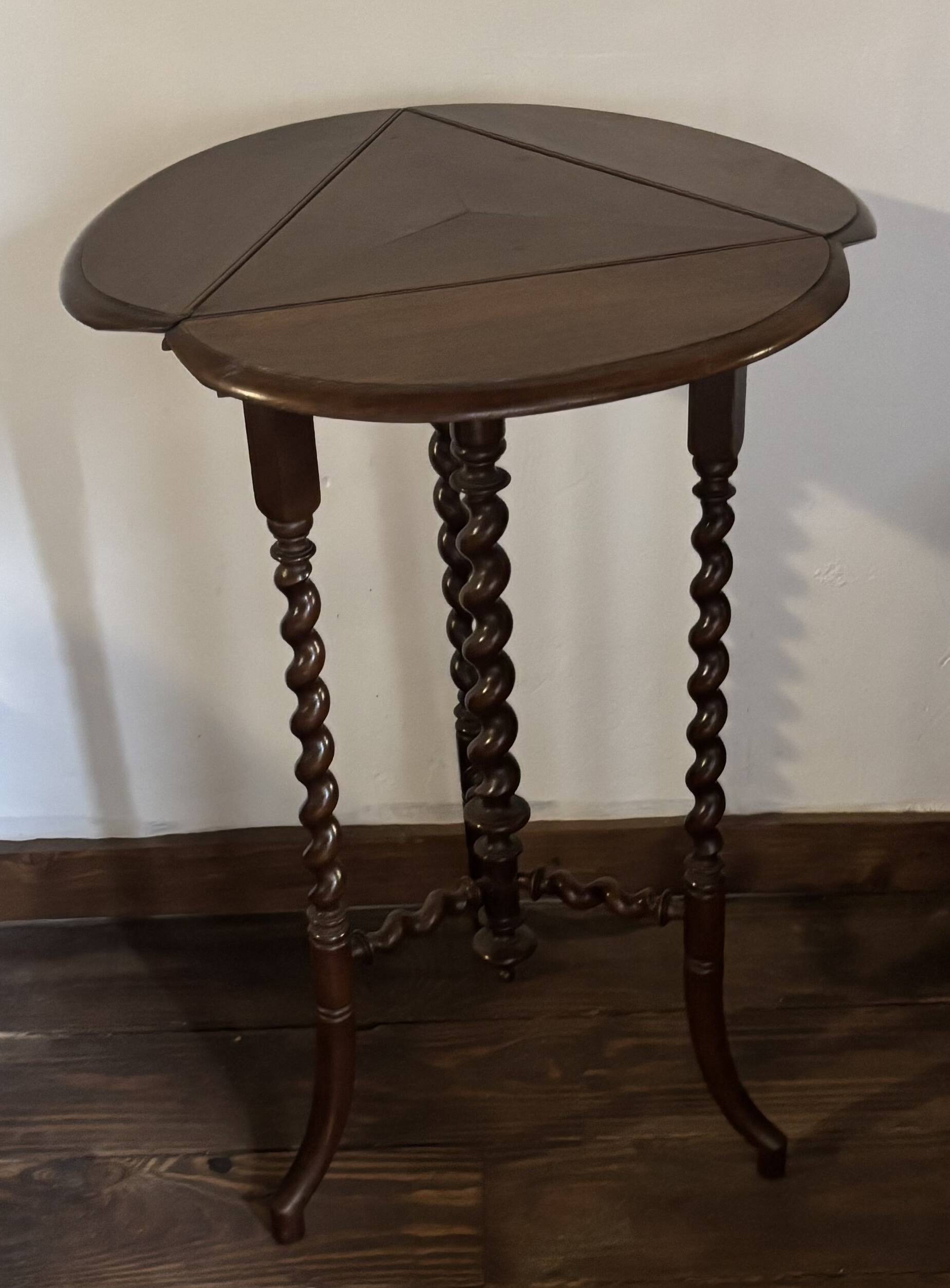 Small walnut side table with drop leaf and twisted legs – 20th century