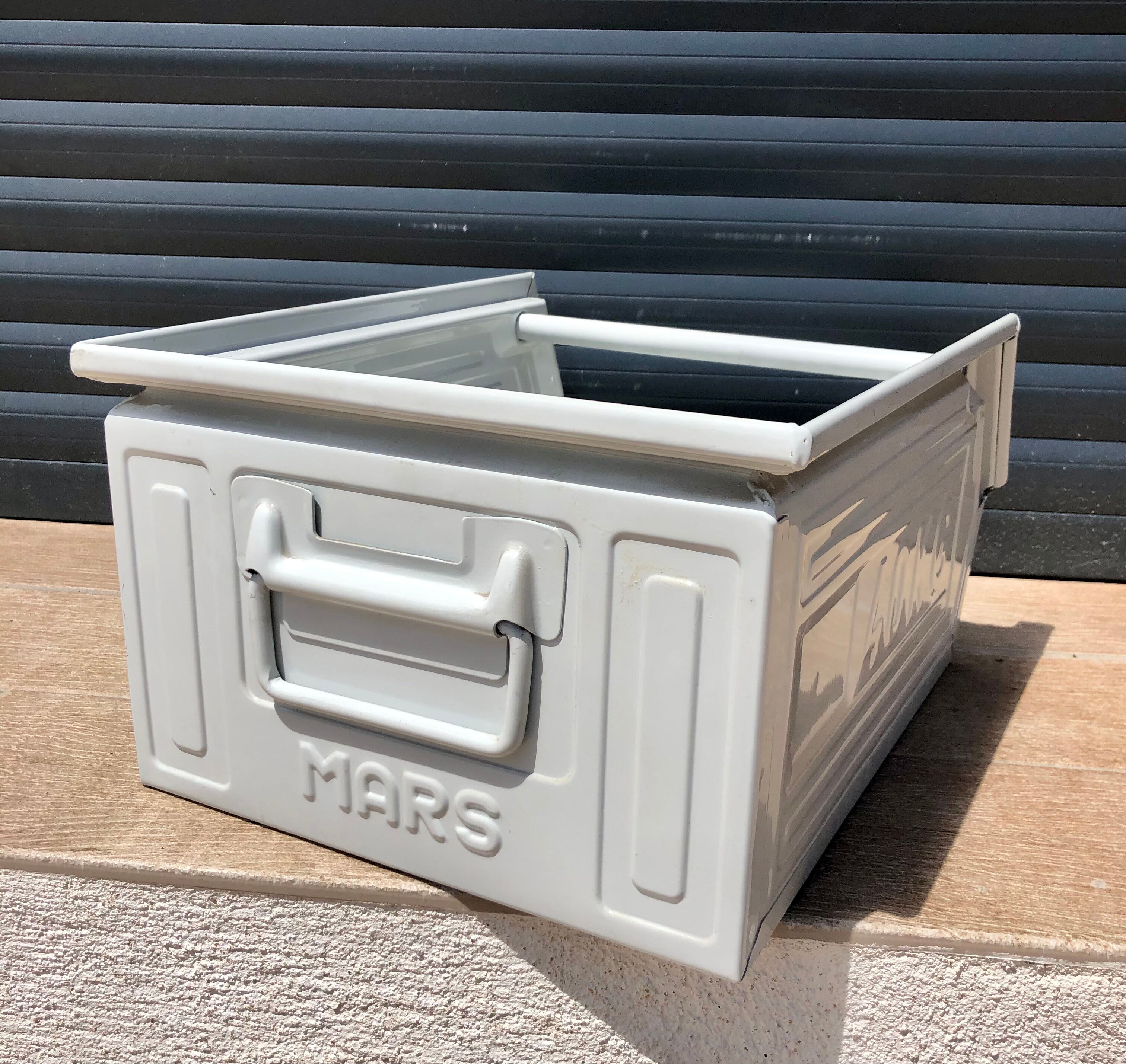 Industrial claw tray