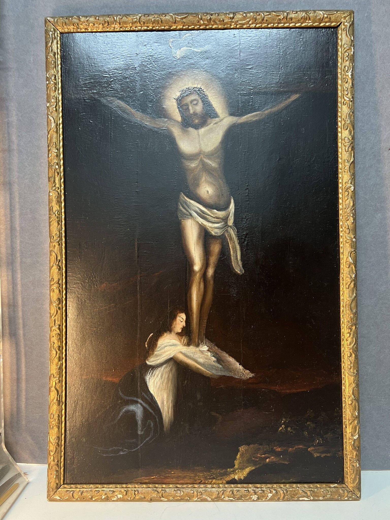 Beautiful religious work from the 17th century, oil on panel representing Christ on his cross with Mary Magdalene at his feet