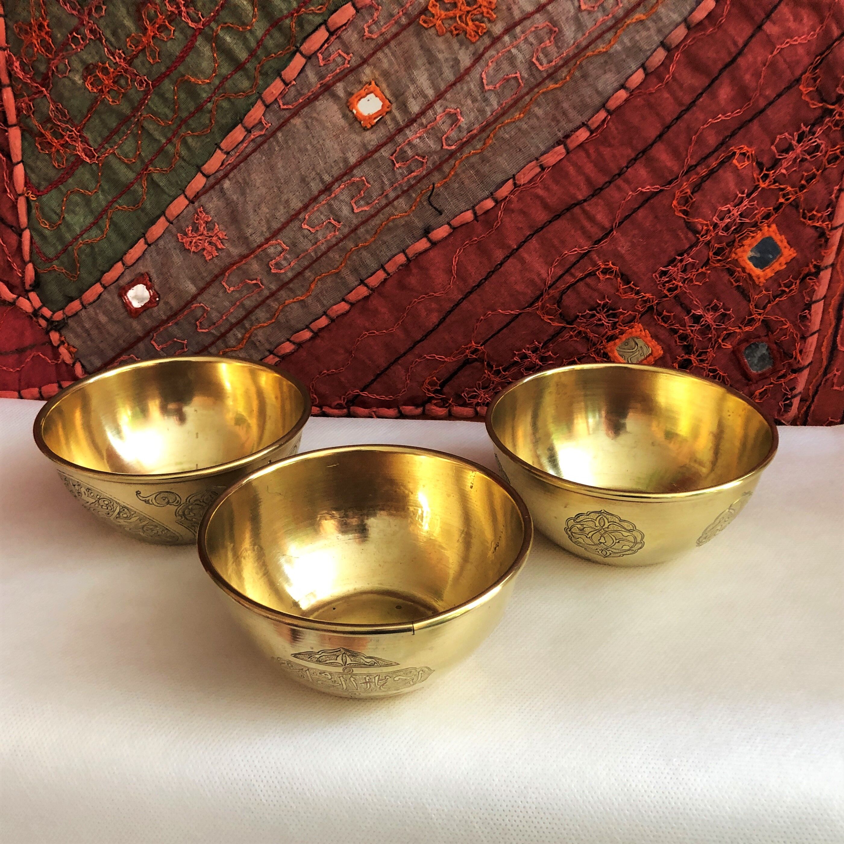 Set of 3 bowls in orient chiseled brass
