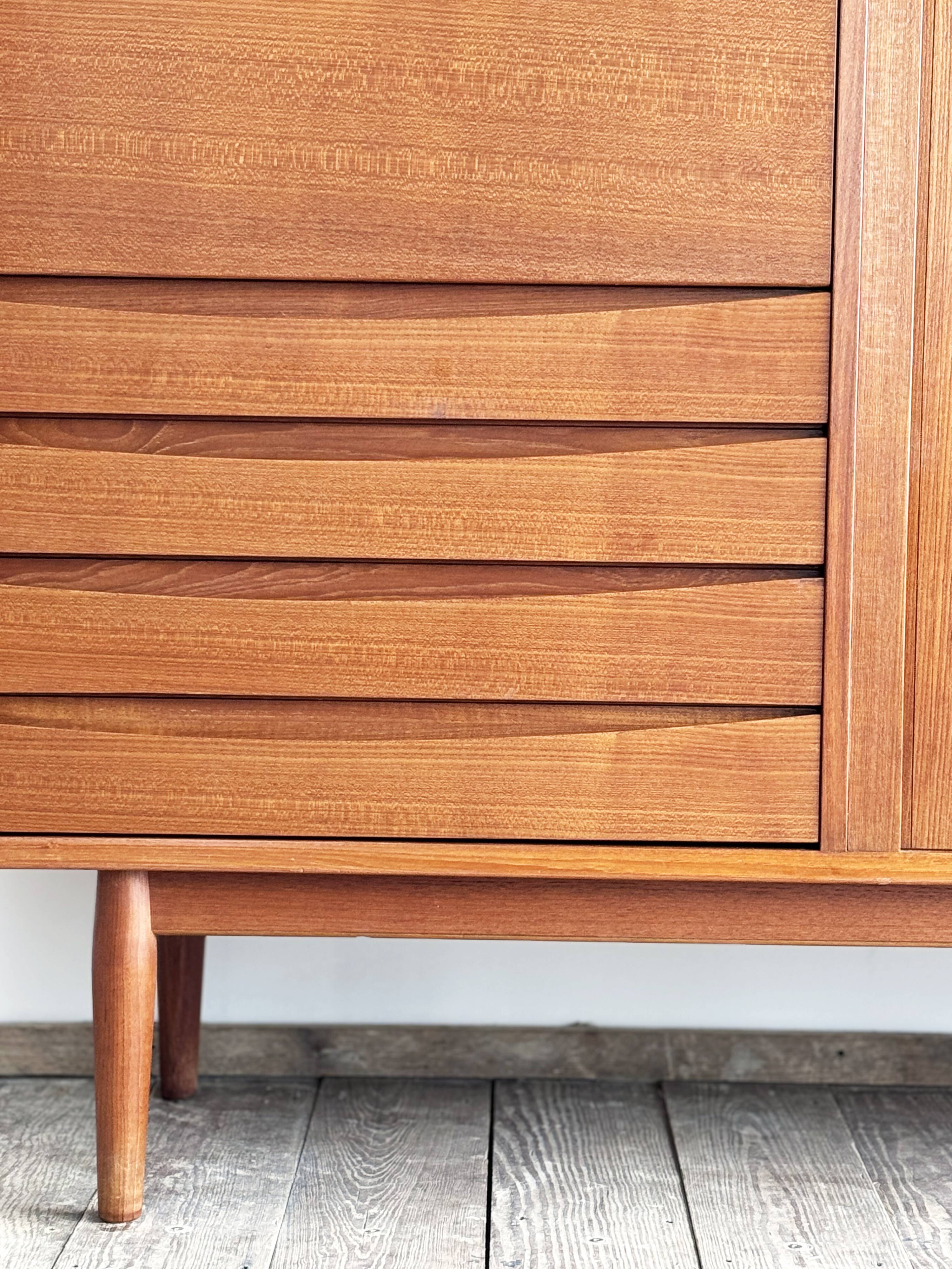 Grand Buffet Mid-Century Moderne en Teck avec Portes Tambour par Arne Vodder pour Sibast, Danemark