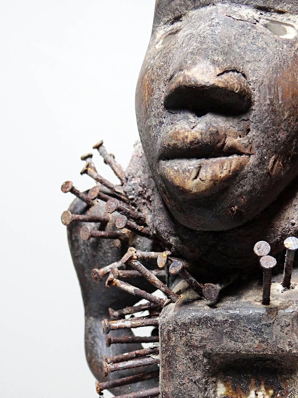 Fétiche à clous Nkisi Nkonde, peuple Kongo, Congo, milieu XXᵉ siècle