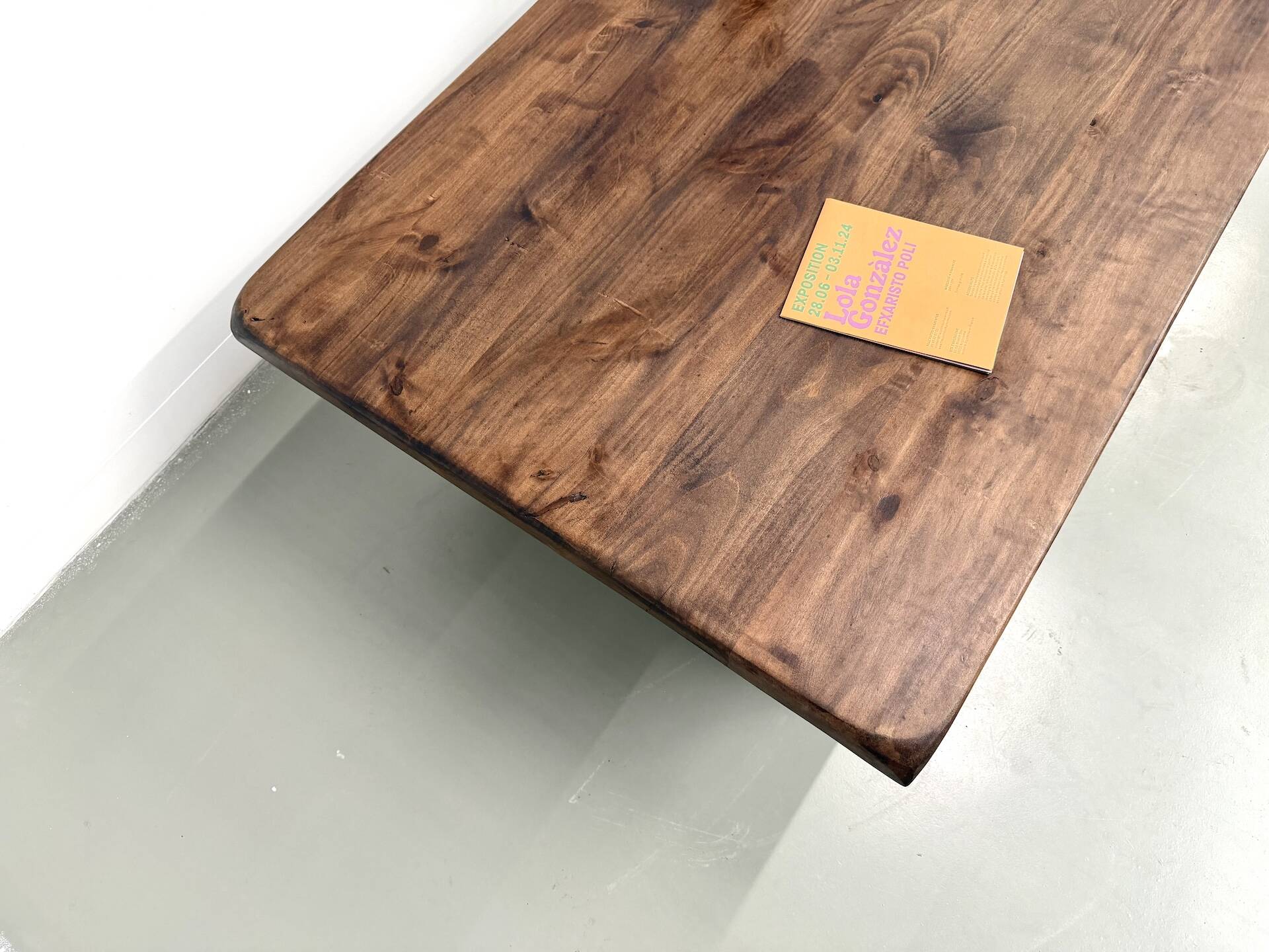 Modernist coffee table in solid elm, cylindrical pine base, 1970s.