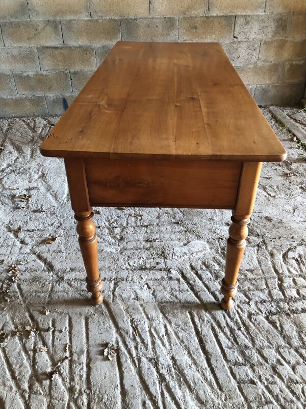 Table / bureau de style Louis Philippe à 3 tiroirs en cerisier massif et piétement tourné
