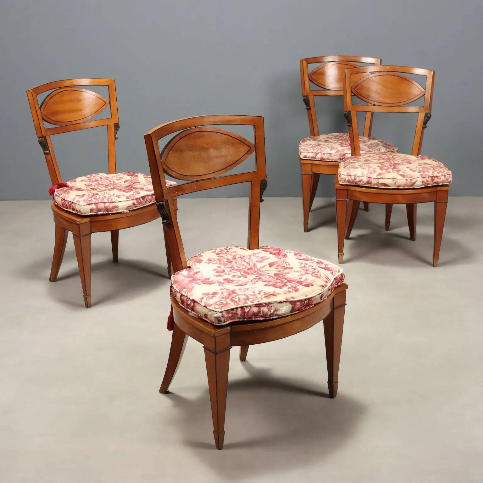 Antique Regency style chairs in mahogany and XX Century fabric.