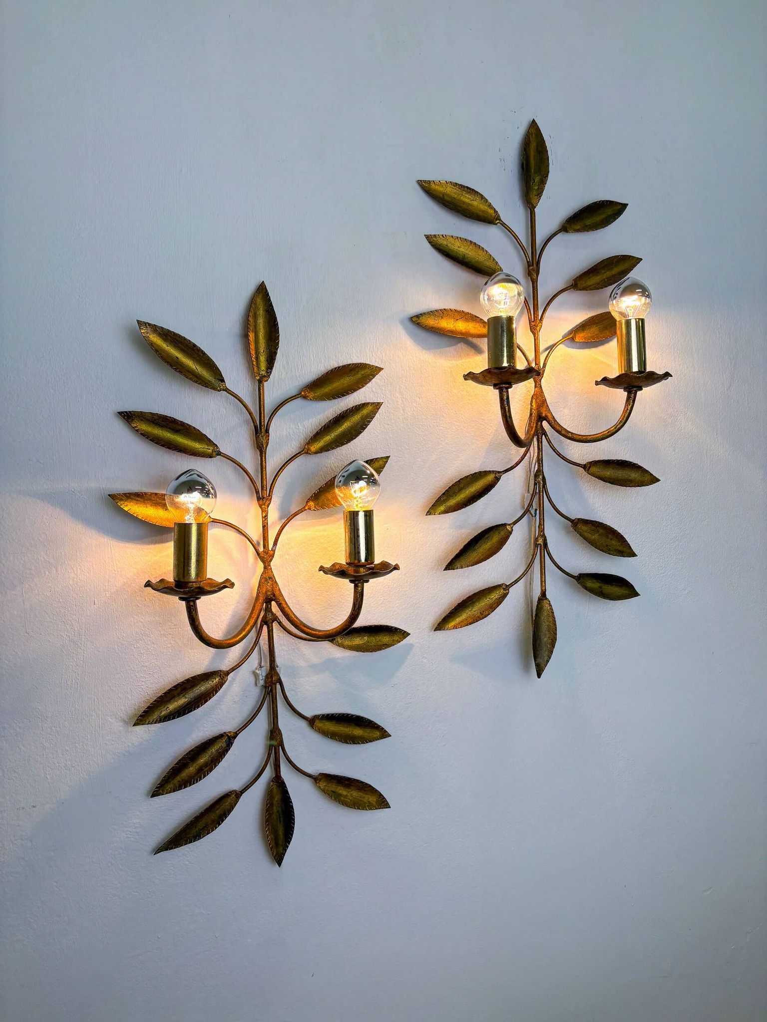 Pair of floral gilded Florentine wall sconces, large mid-century design, Italy 1960s
