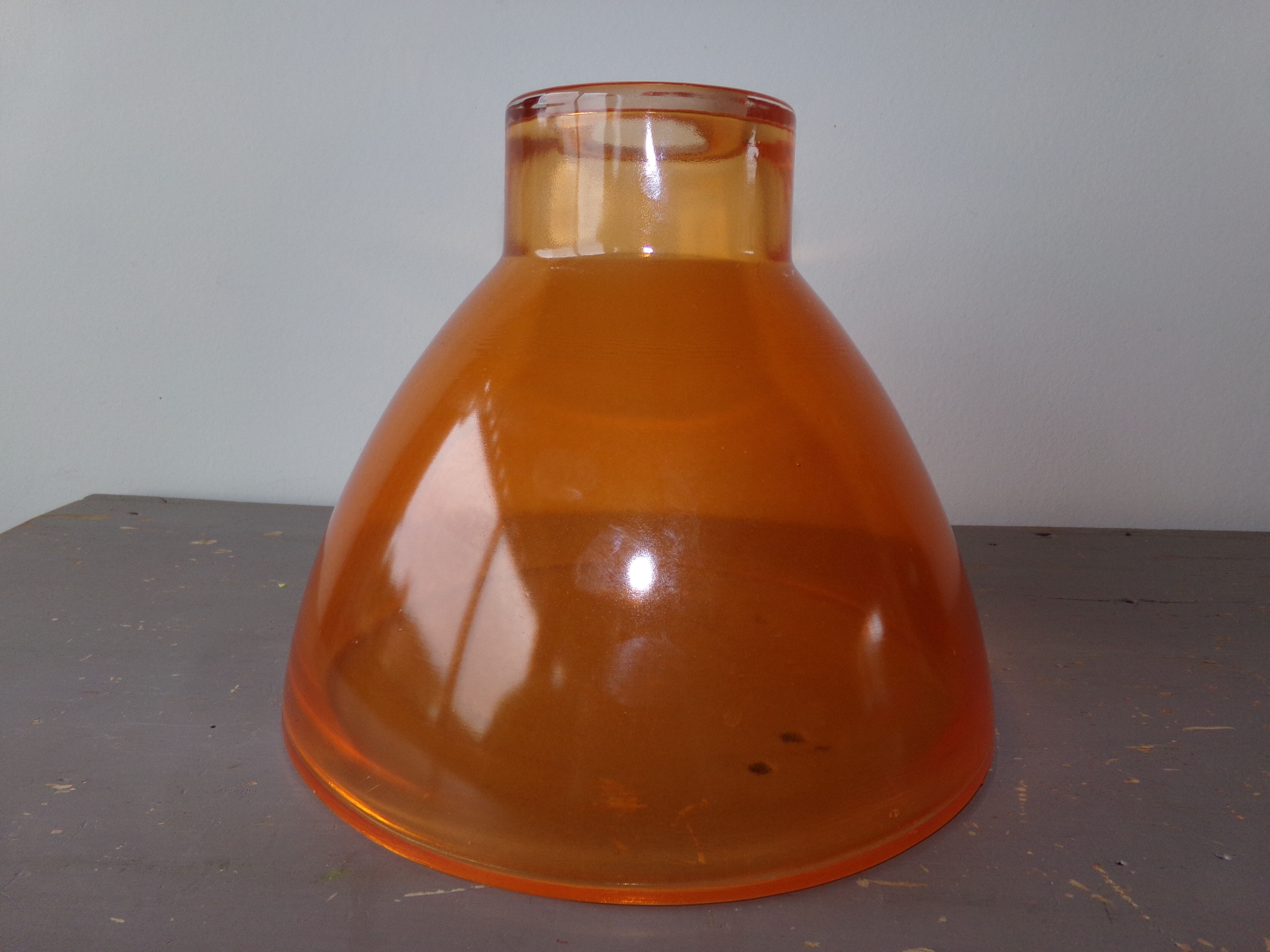 Suspension dome en verre orange