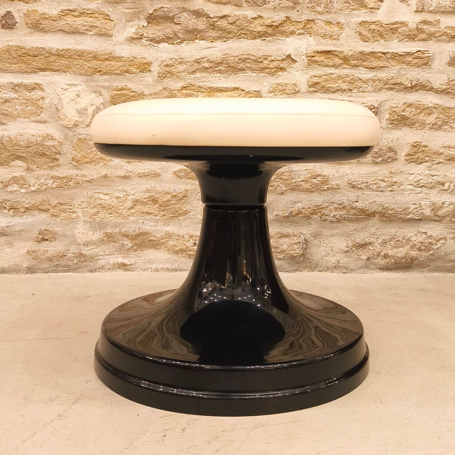 Large tulip stool/ottoman, 1970s design.