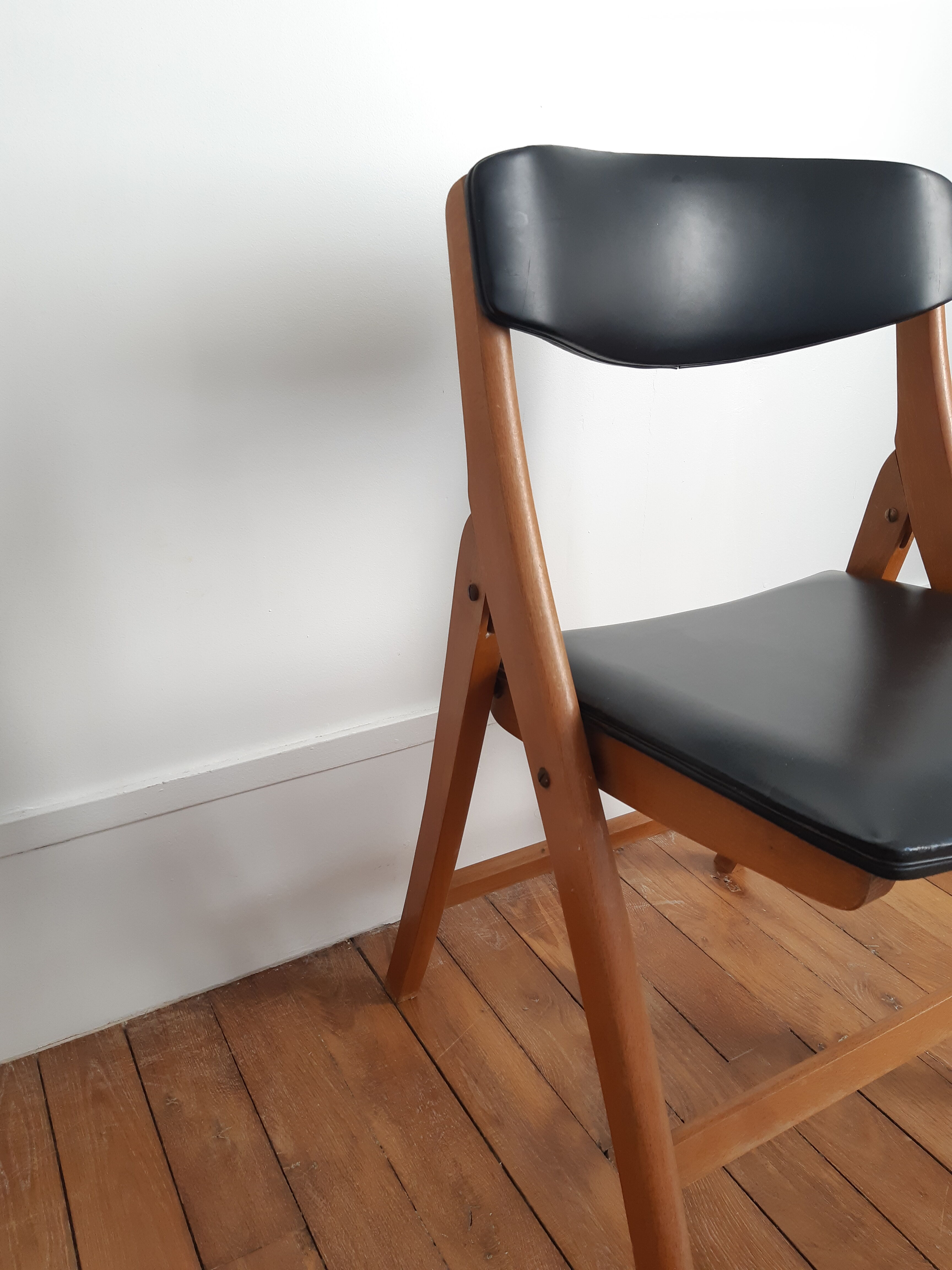 Set of 2 folding chairs in wood and skai