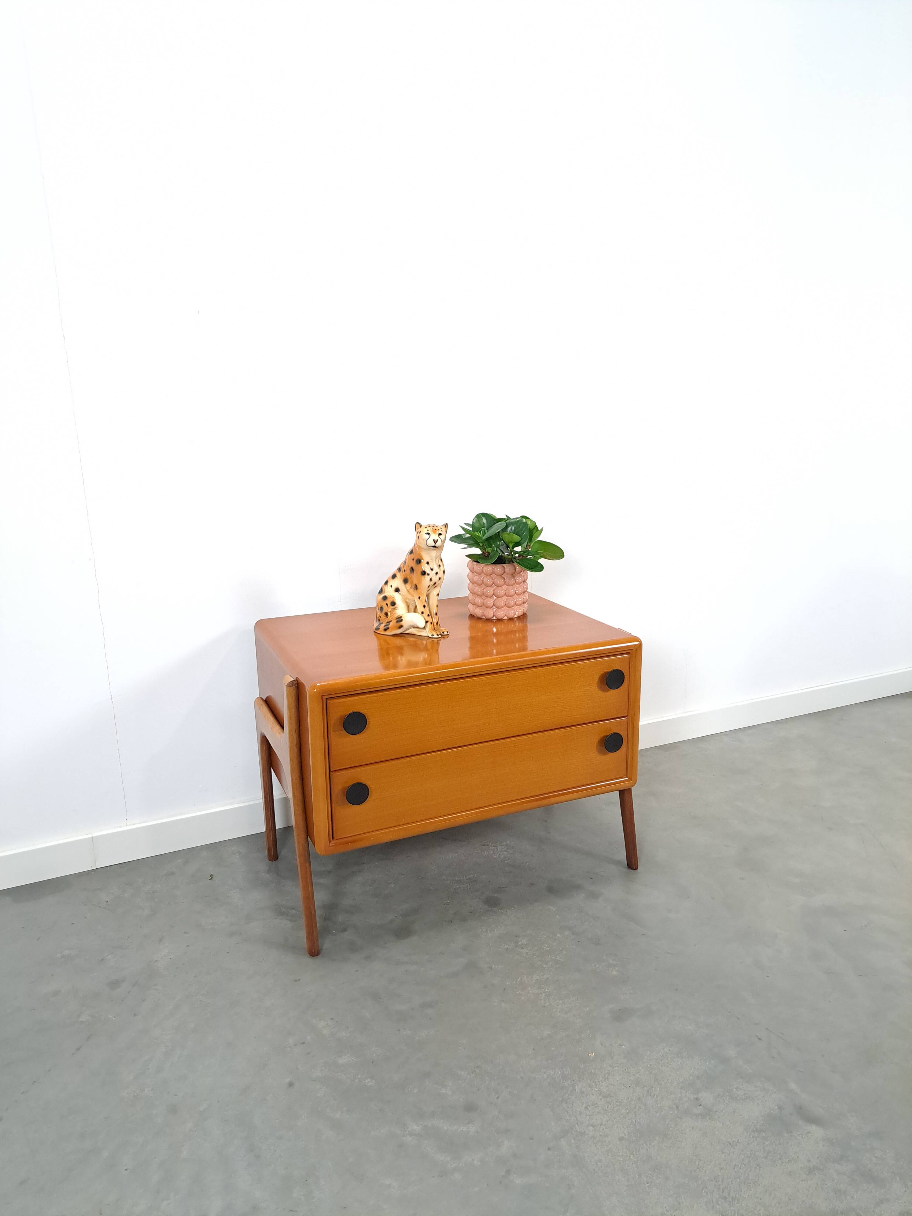 Teak ladekast met zwarte metalen grepen, tv meubel