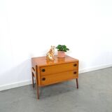 Teak ladekast met zwarte metalen grepen, tv meubel