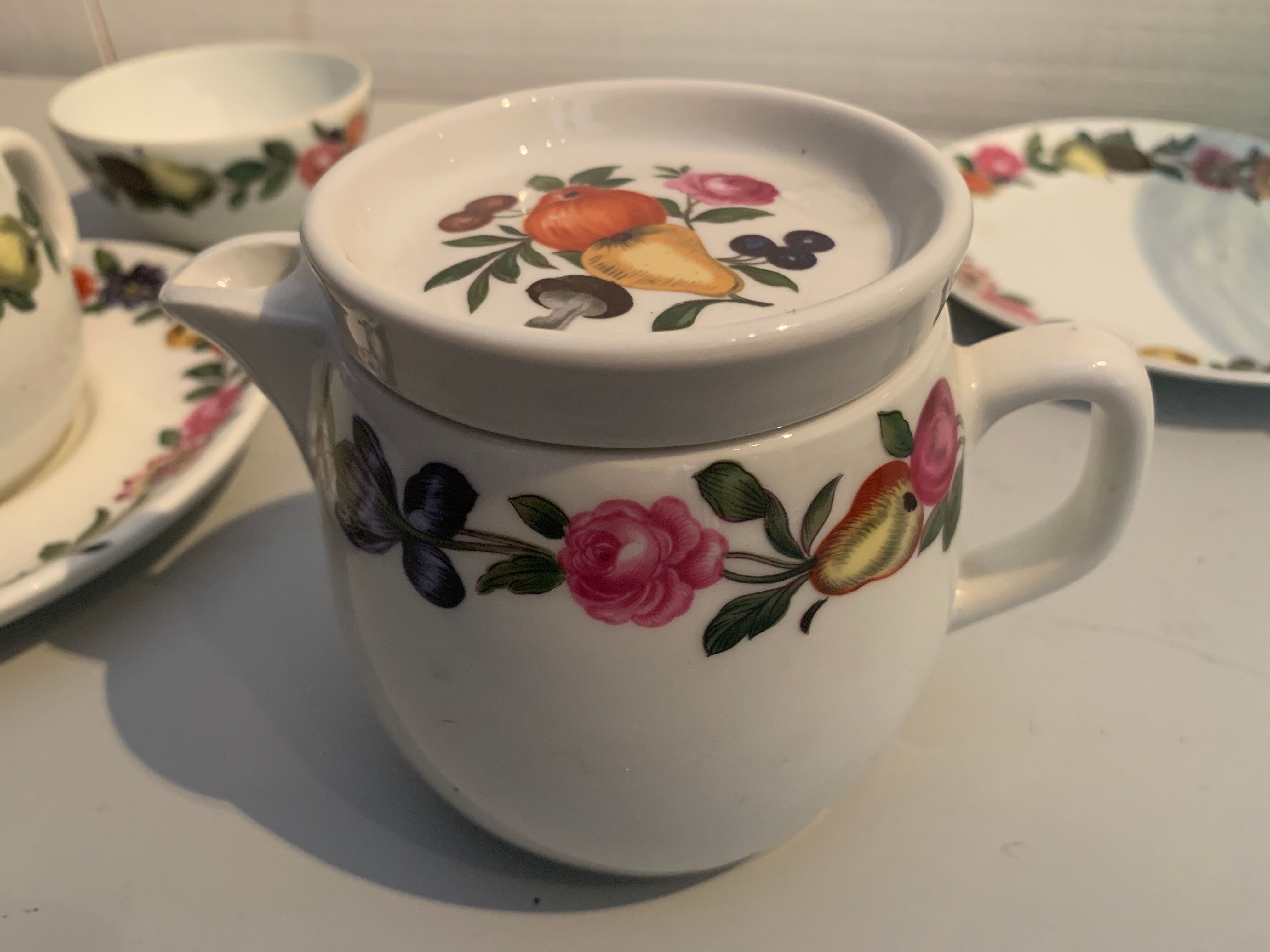 Selfish porcelain service