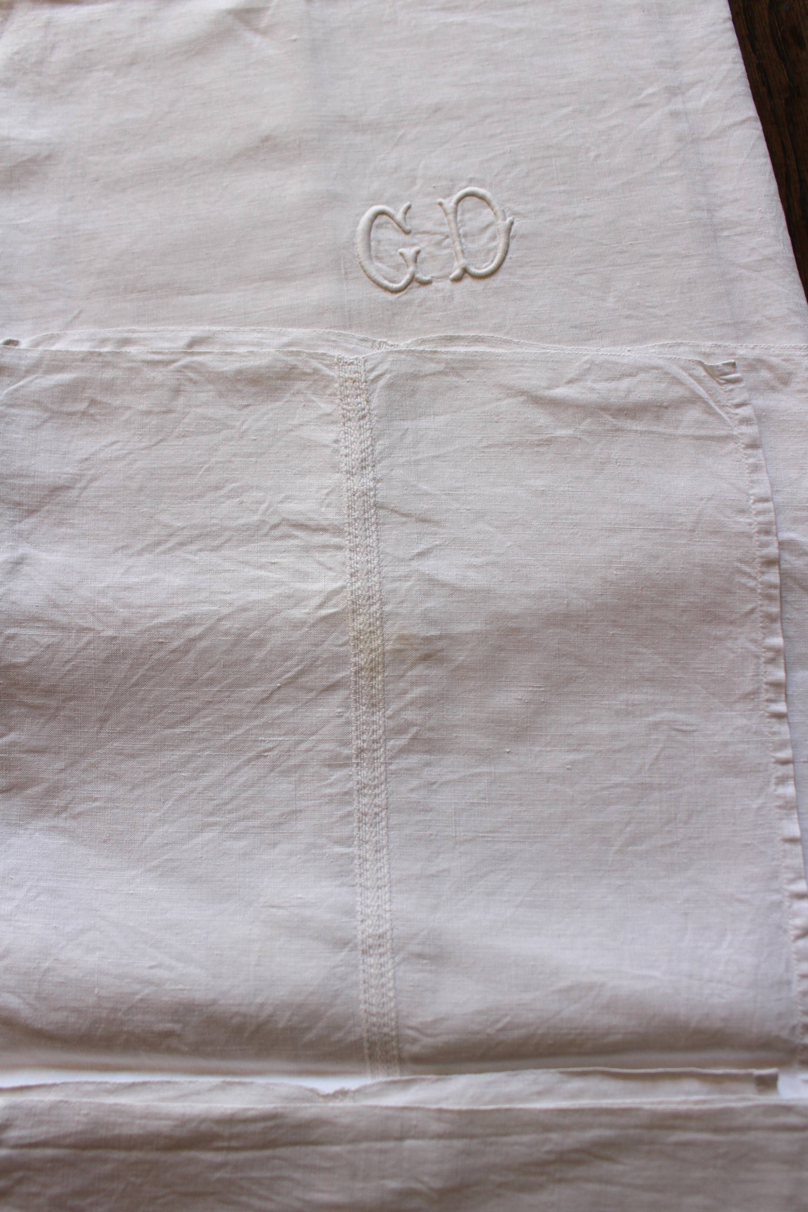 Un Lot de 2 serviettes de table lin blanc monogrammes G D