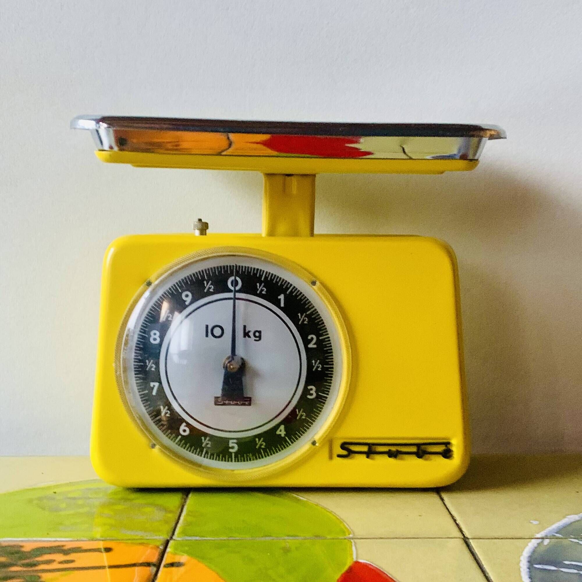Stube - vintage yellow kitchen scale in enameled metal - force 10