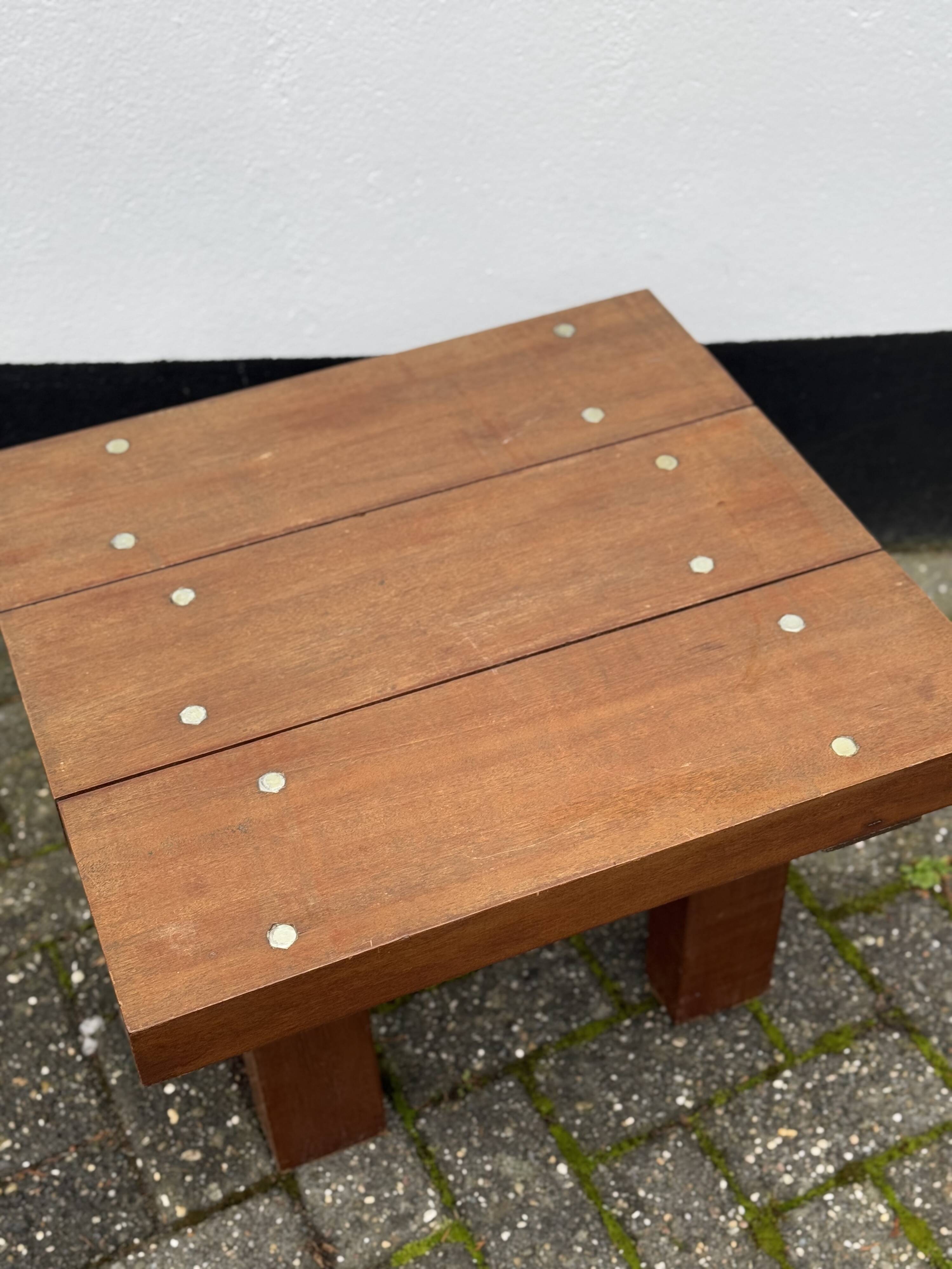 Table basse en bois brutaliste