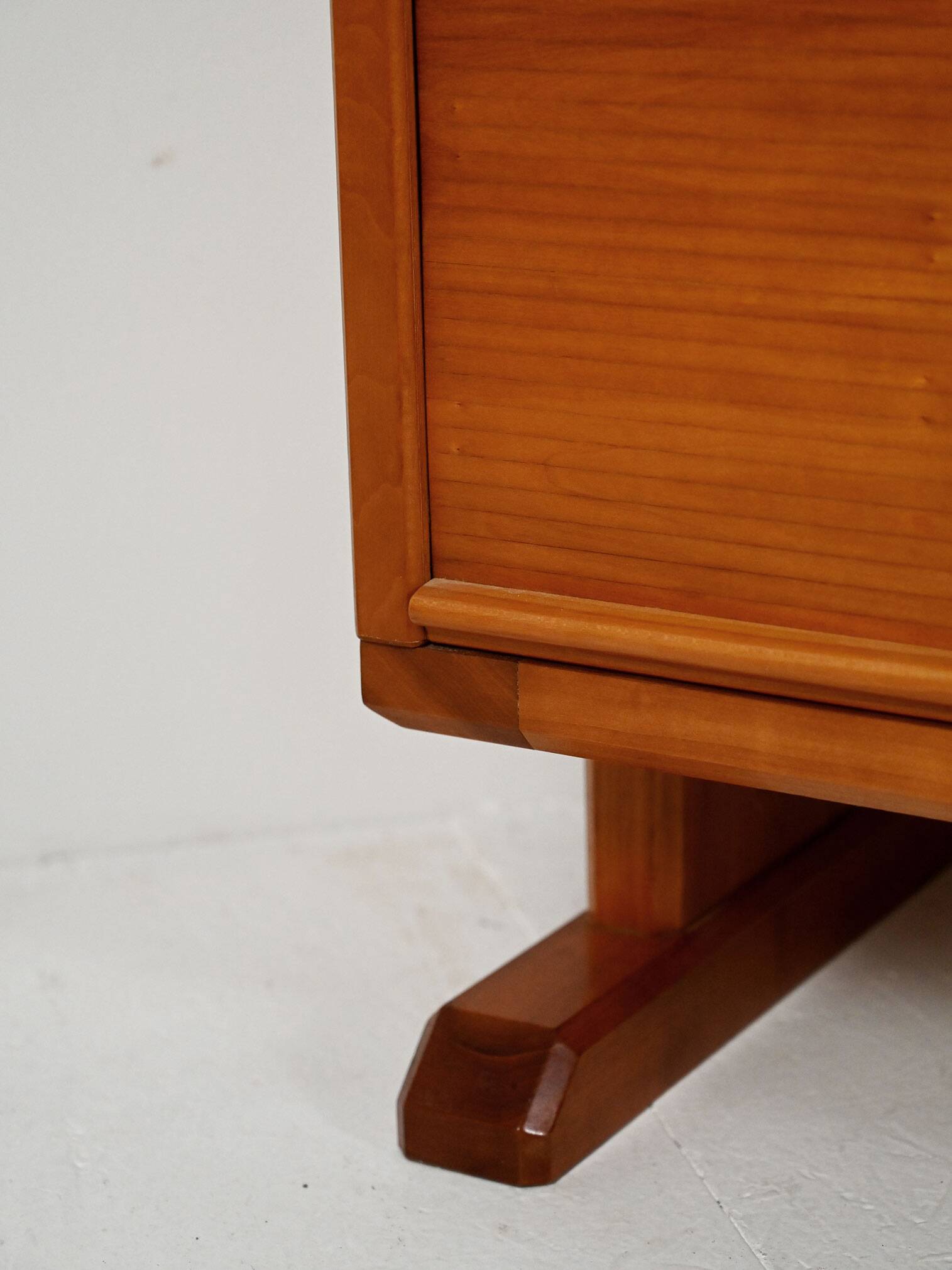 Libreria scandinava con sideboard e mensole a vista, anni 40/50