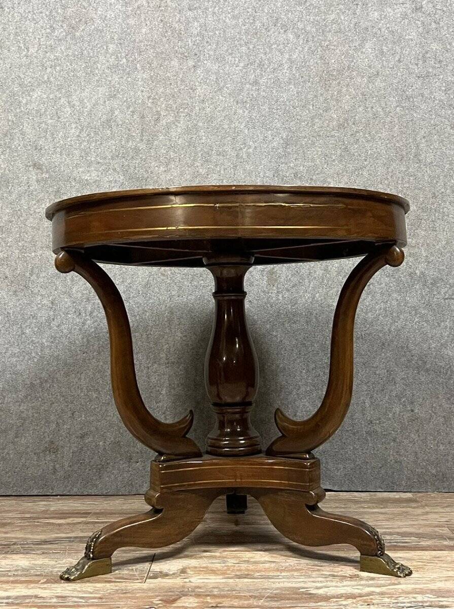 Table ronde Empire – acajou avec incrustations et pieds griffes