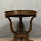 Table ronde Empire – acajou avec incrustations et pieds griffes