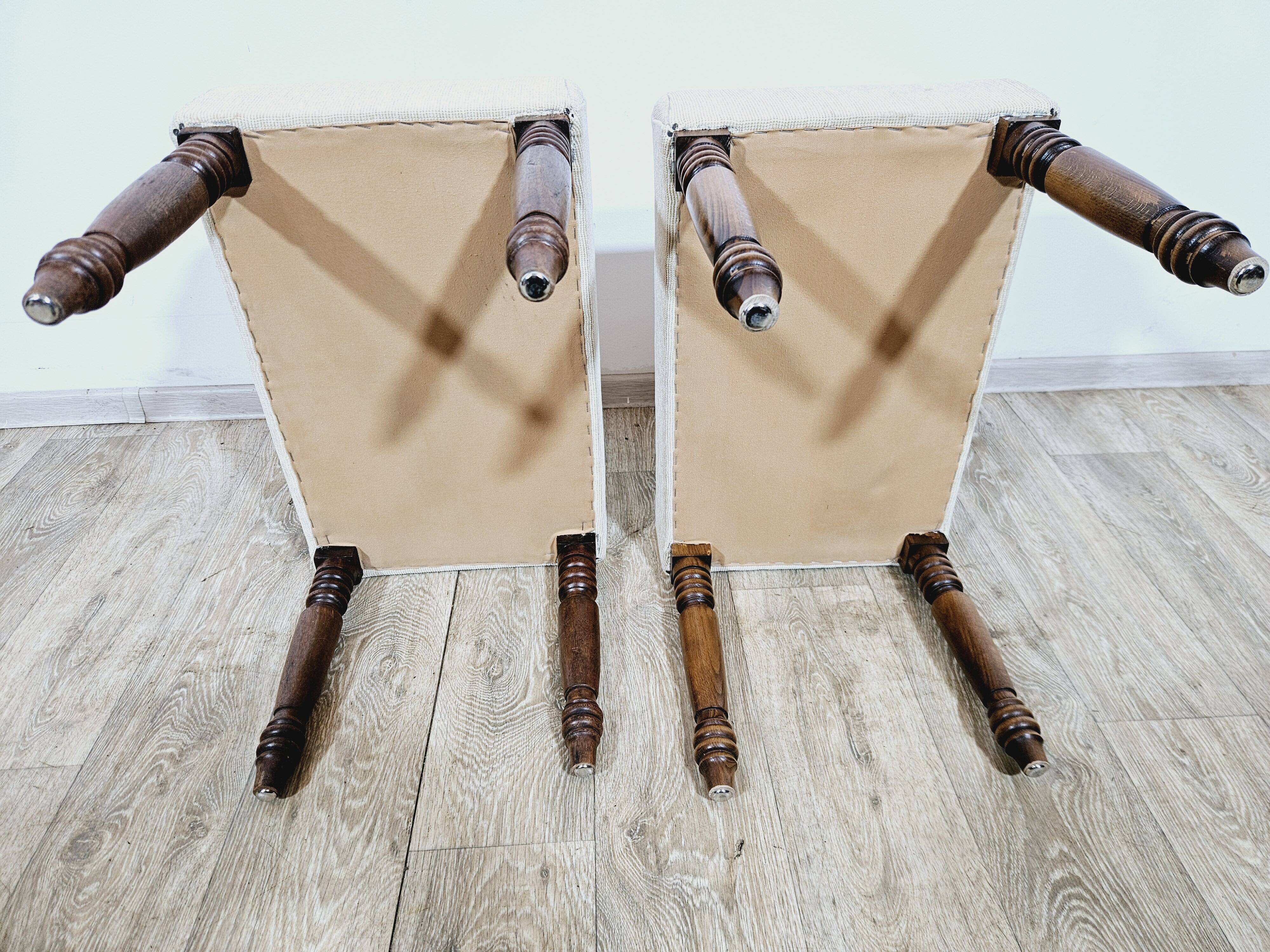 Paire de poufs/stools rembourrés anglais du 19ème siècle.
