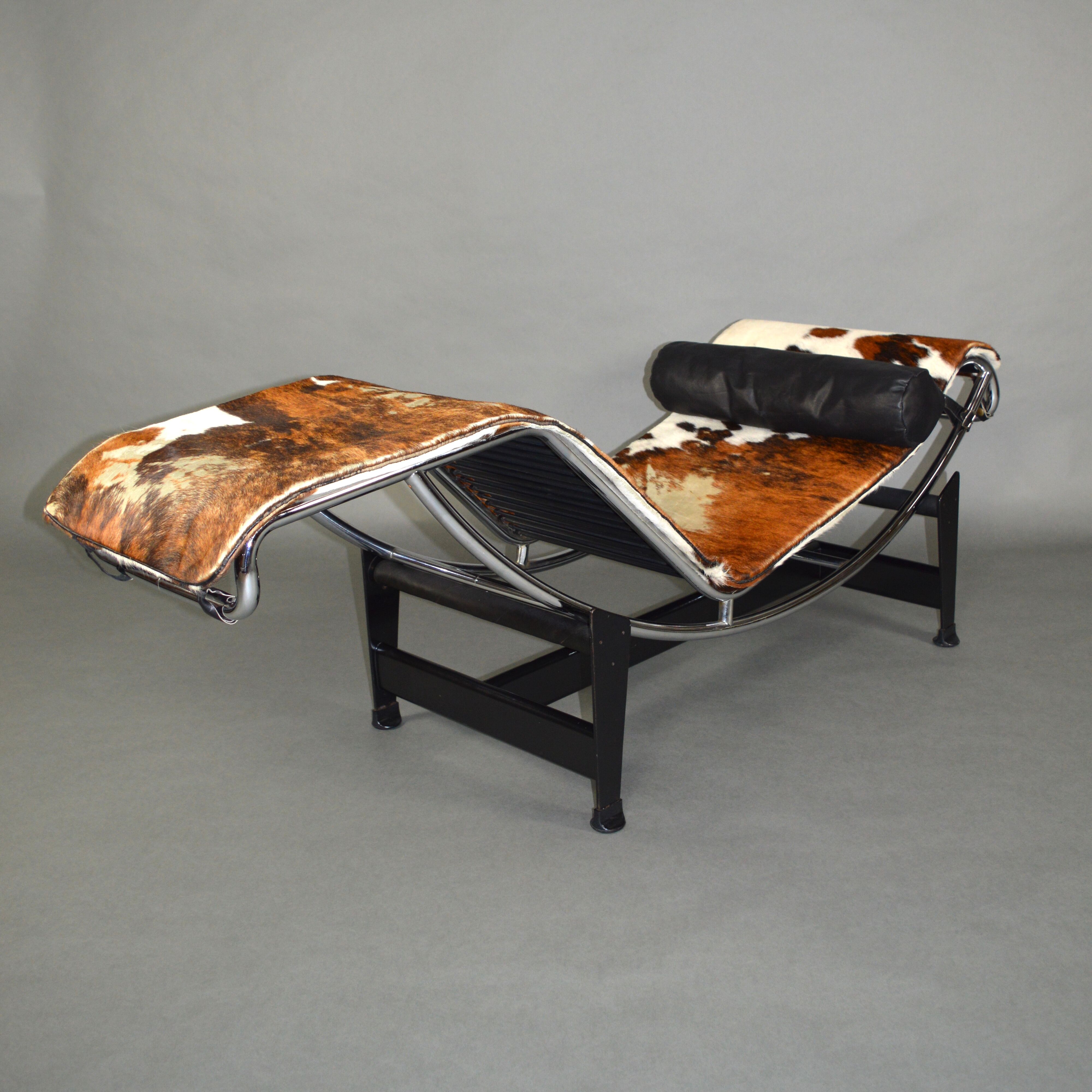 Chaise longue de salon Le Corbusier LC4 avec trois couleurs de peau de