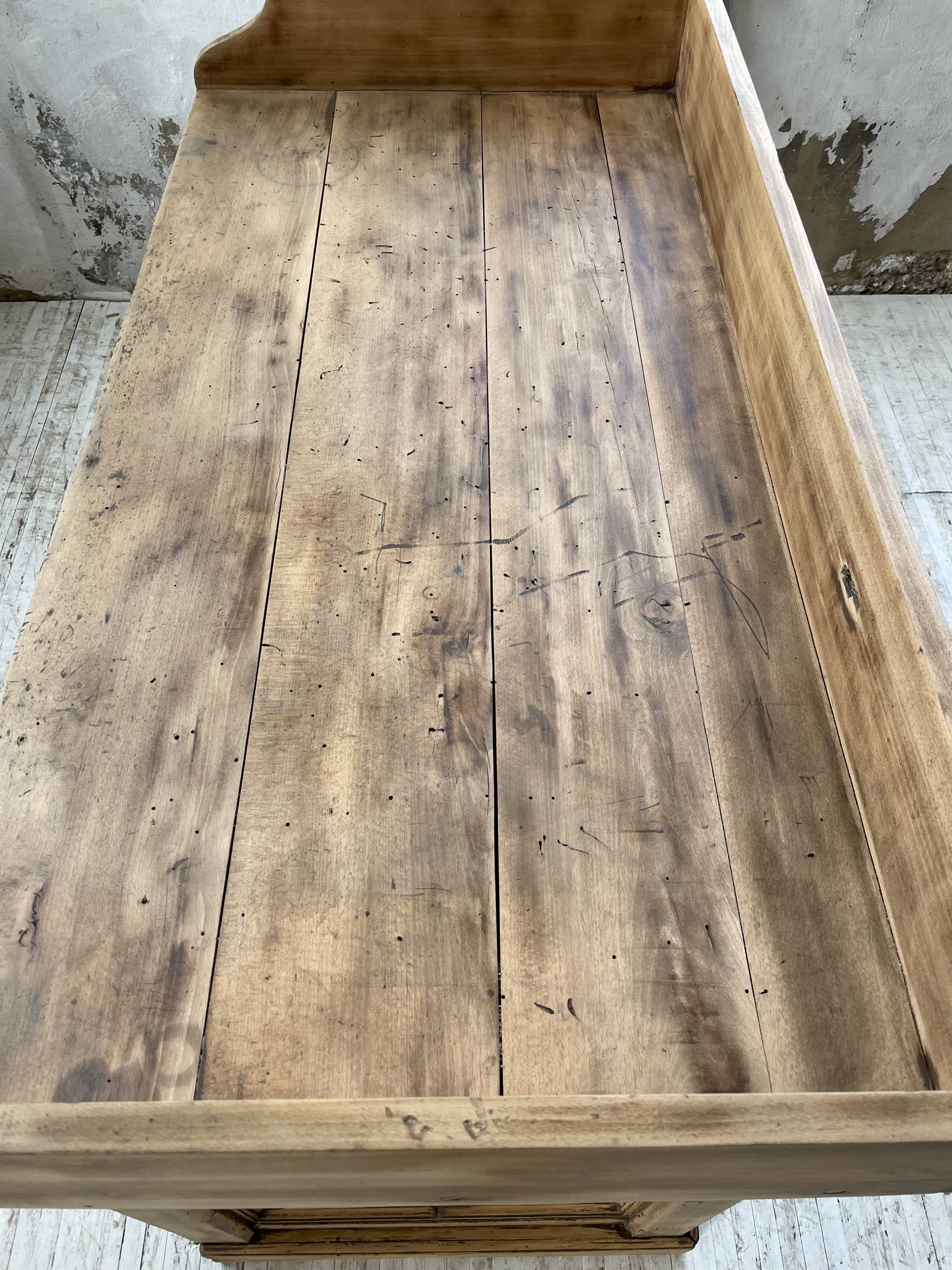 Trading counter central island pine