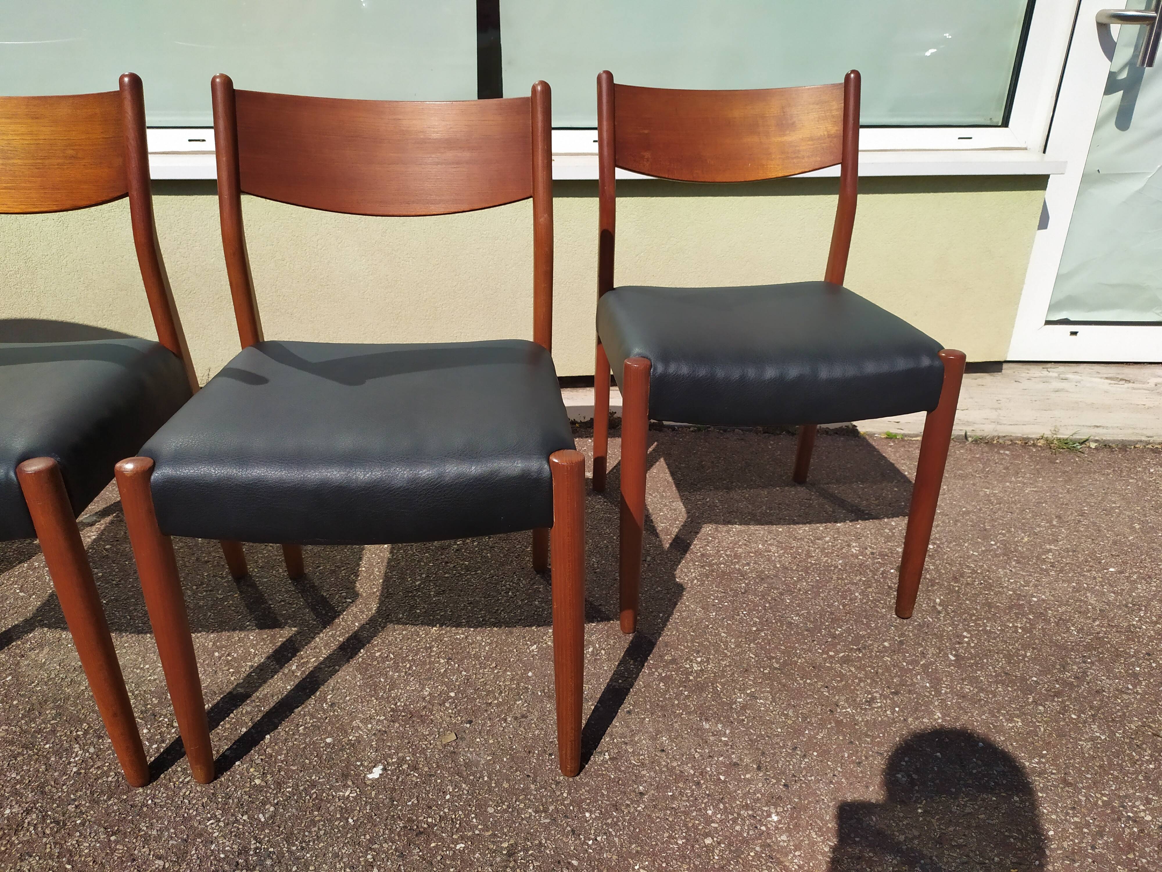 Set of 4 Scandinavian teak chairs in black leather