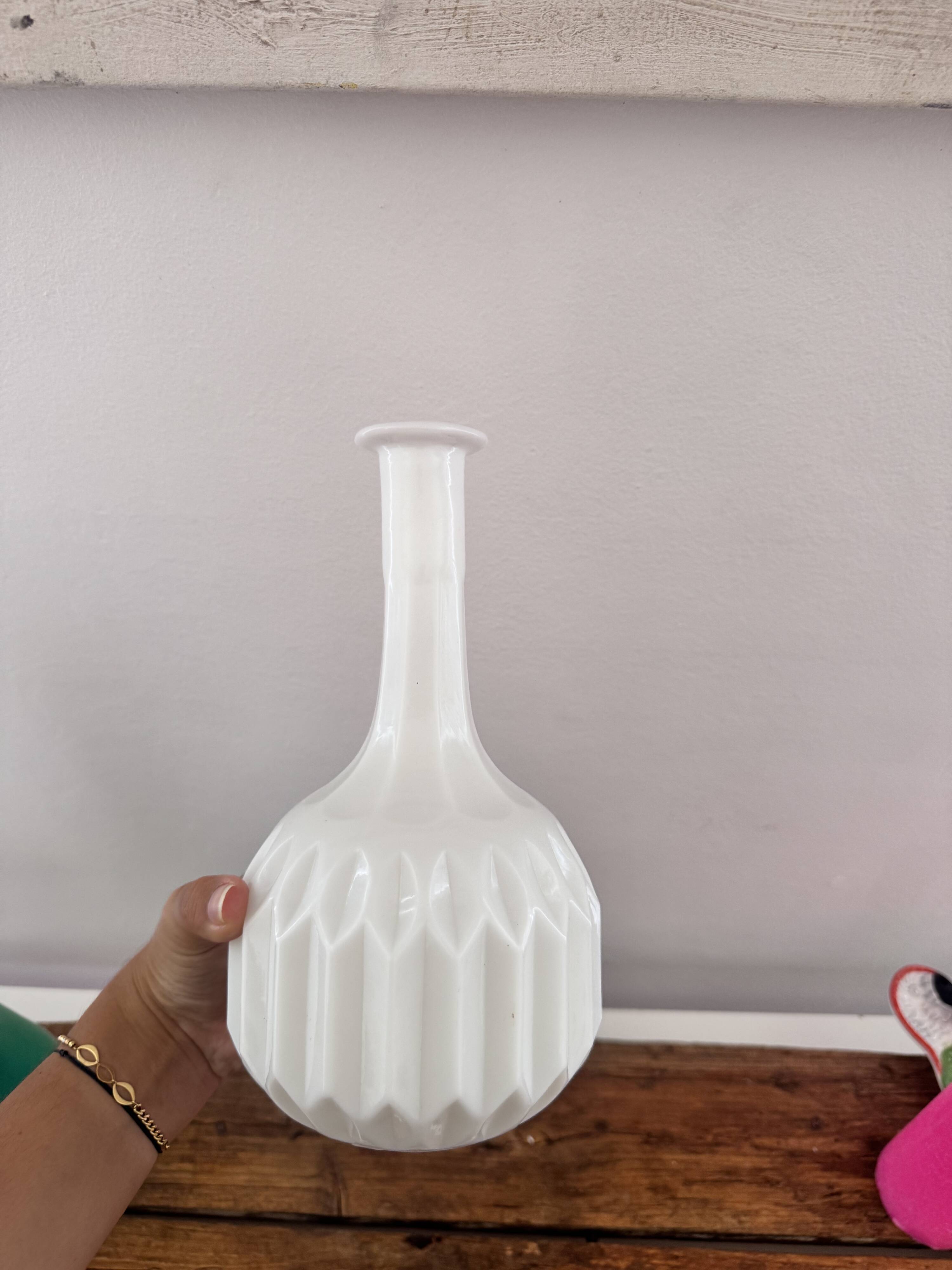 Vase blanc en opaline