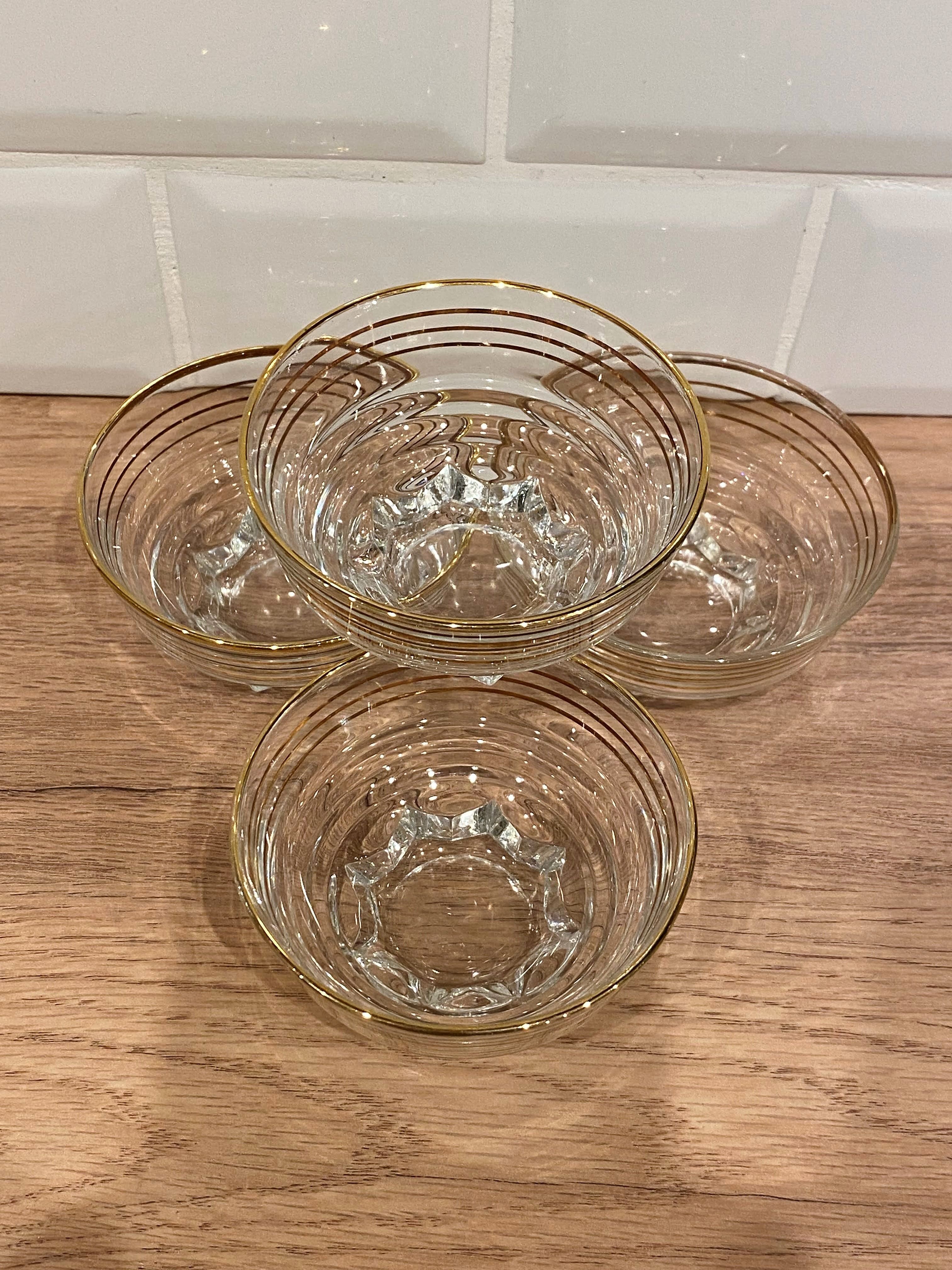 Set of 4 glasses of golden border champagne