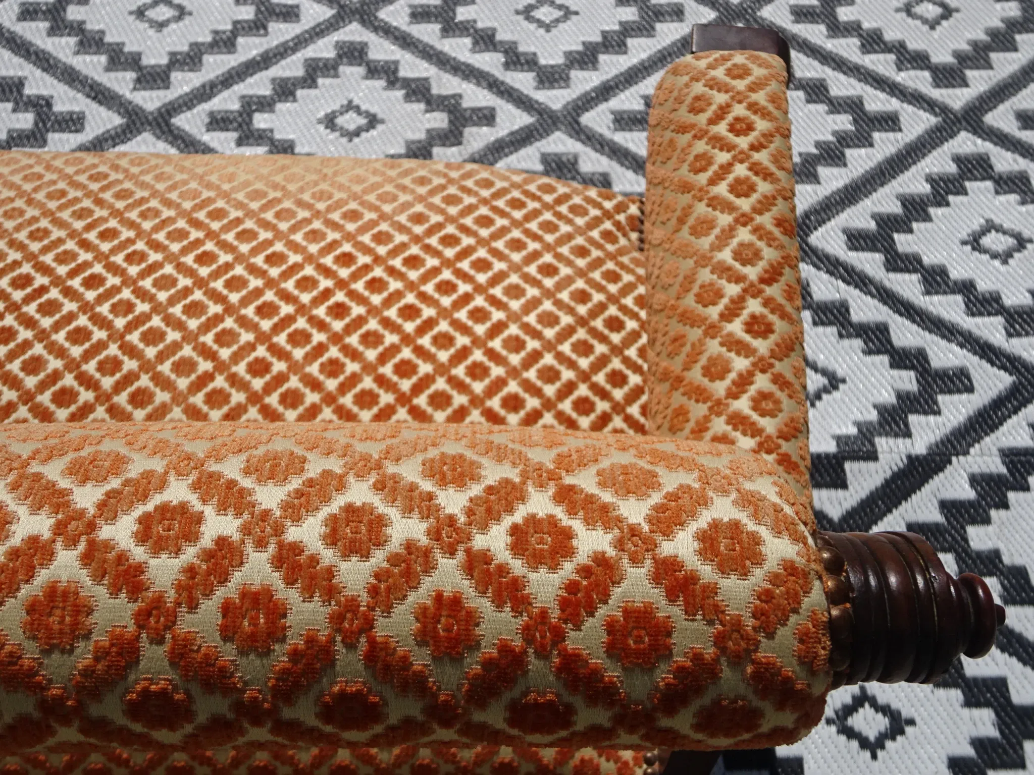 Ancienne banquette en bois et velours orange