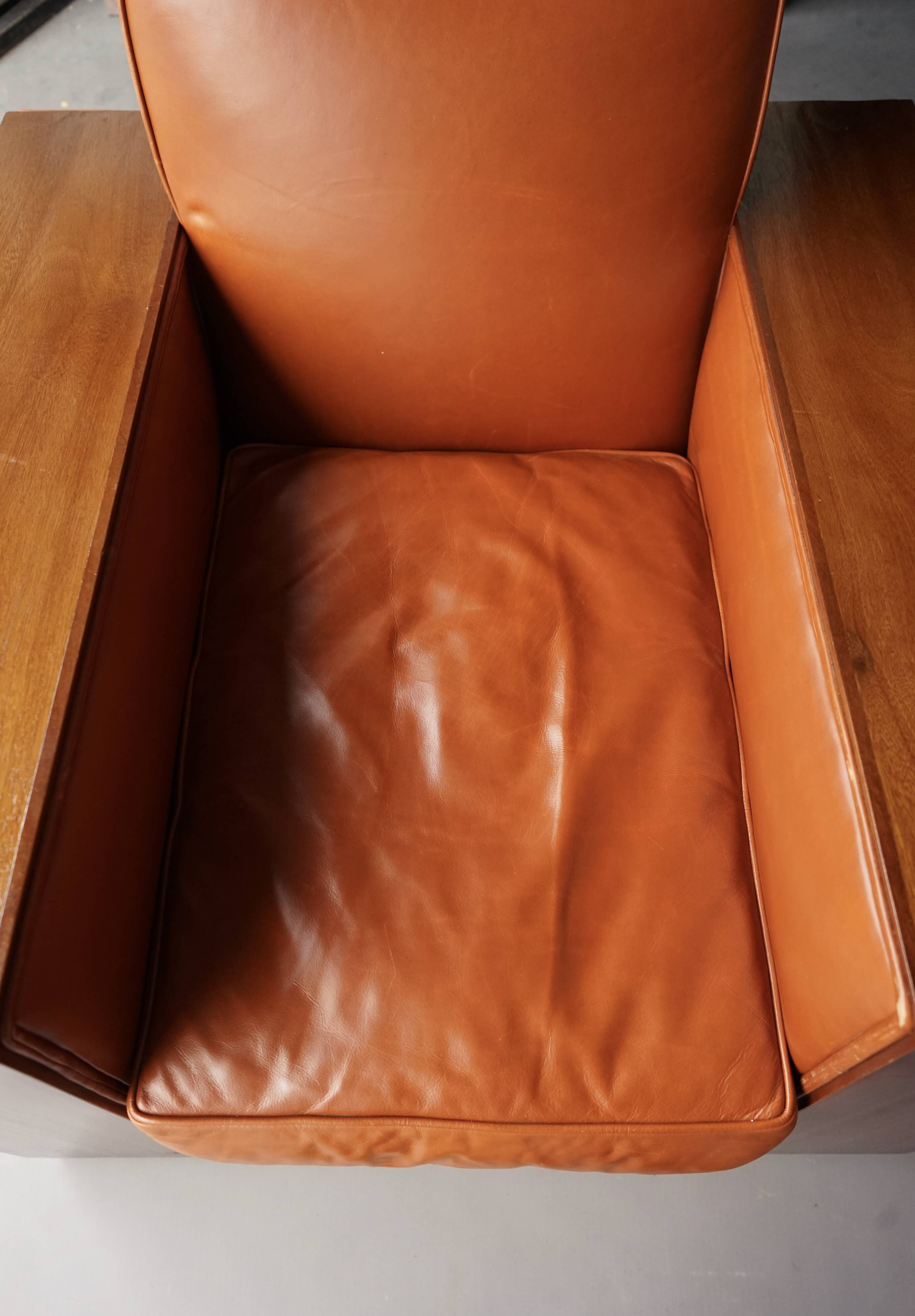 Paire de fauteuils Art Déco en cuir. Années 40.