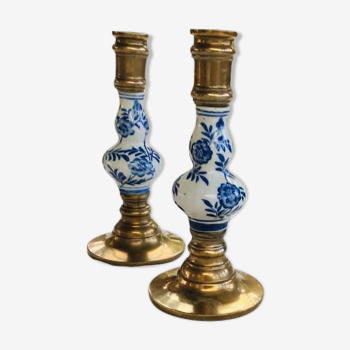 Duo de bougeoirs en laiton et porcelaine de Delft