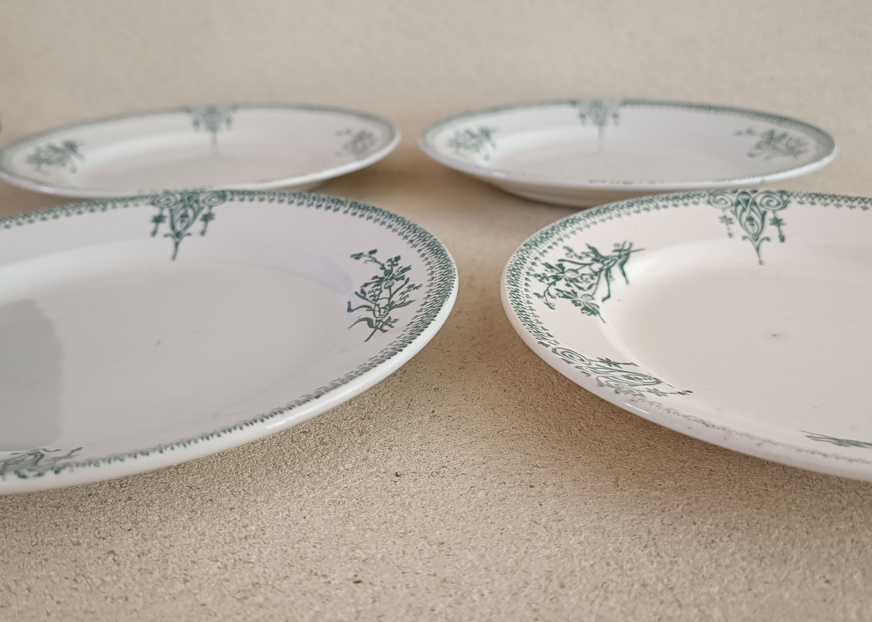 4 dessert plates in Saint Amand iron earth
