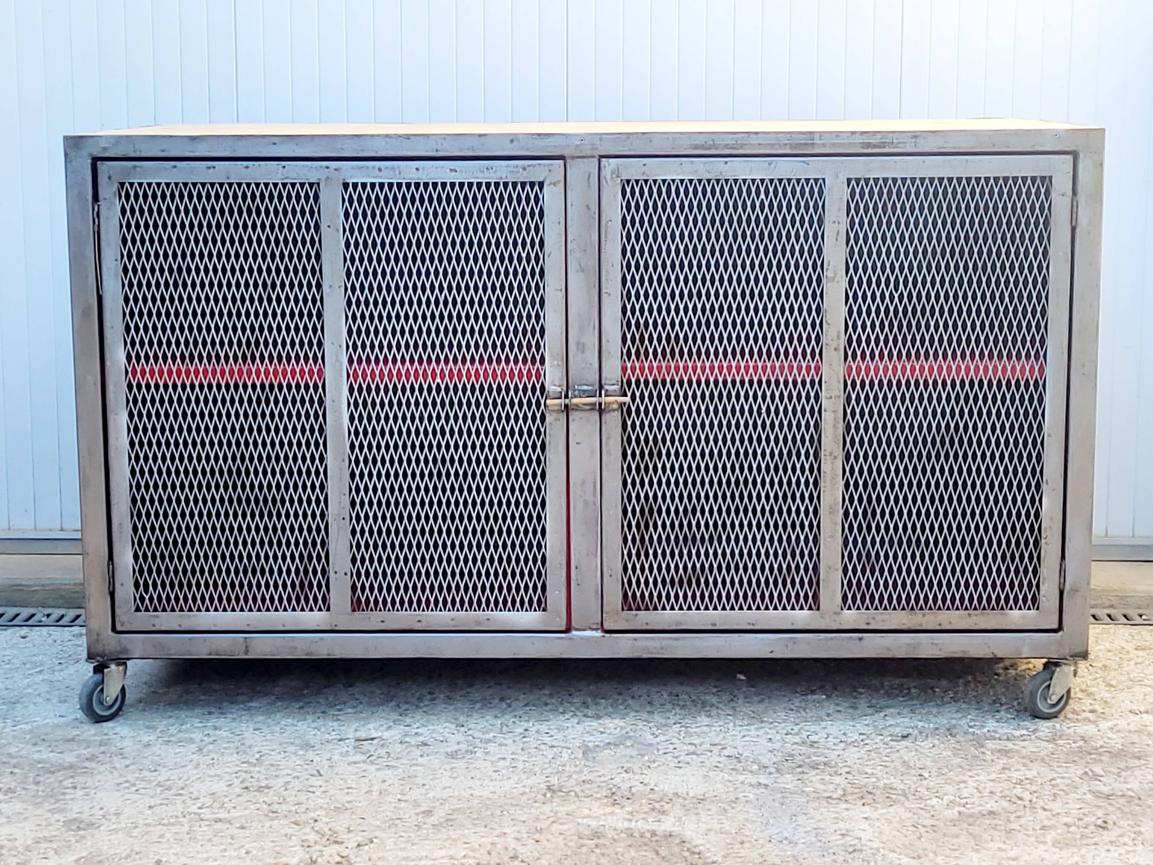 Ancien meuble de métier en métal