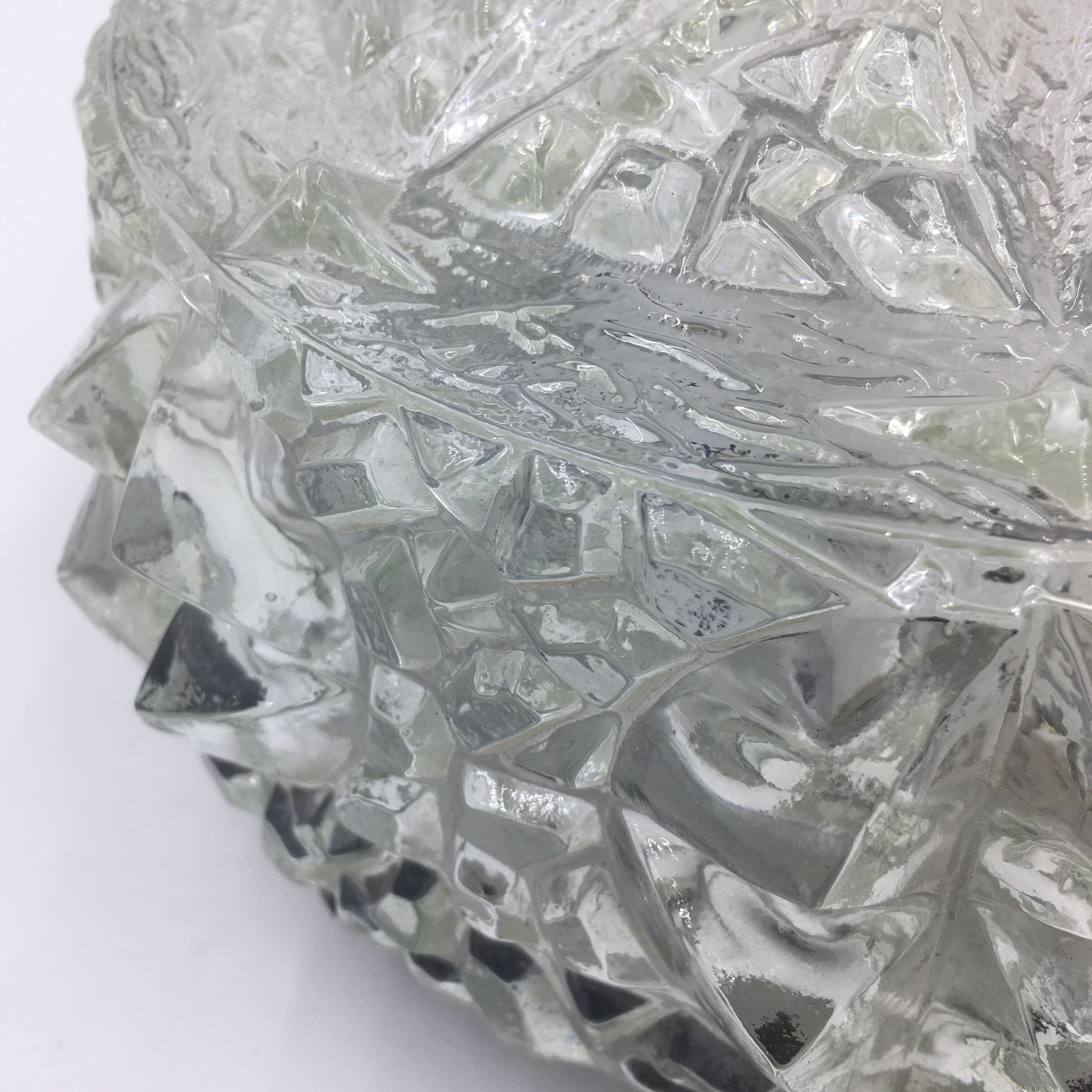 Ceiling lamp in molded glass with relief