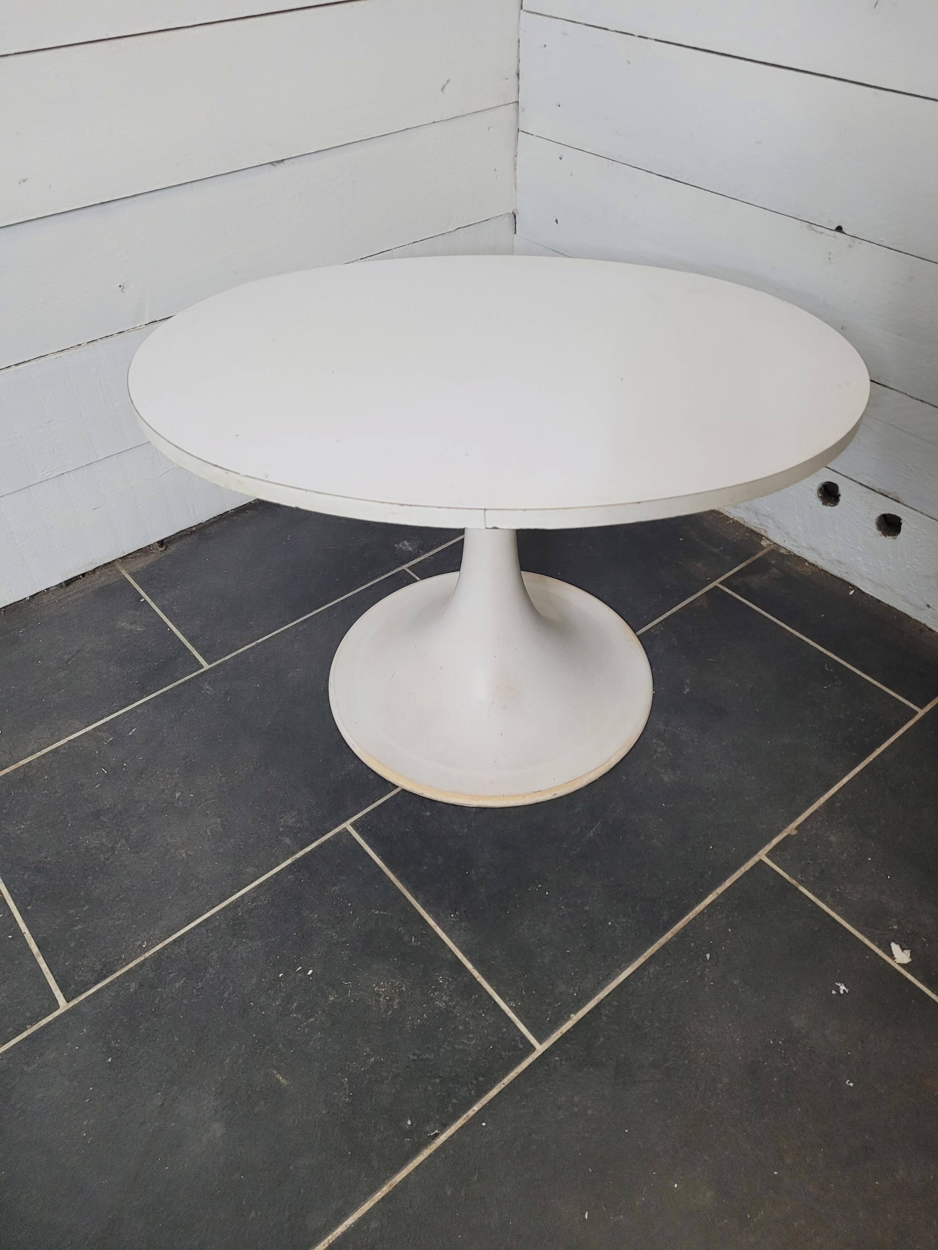 Vintage oval coffee table with tulip foot from the 70s