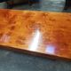 Table basse des années 70, placage en loupe d’orme