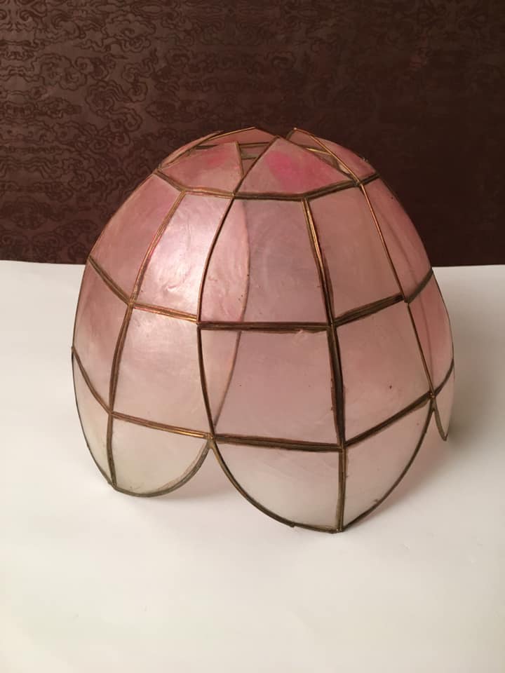 Lampshade in mother-of-pearl pink and brass