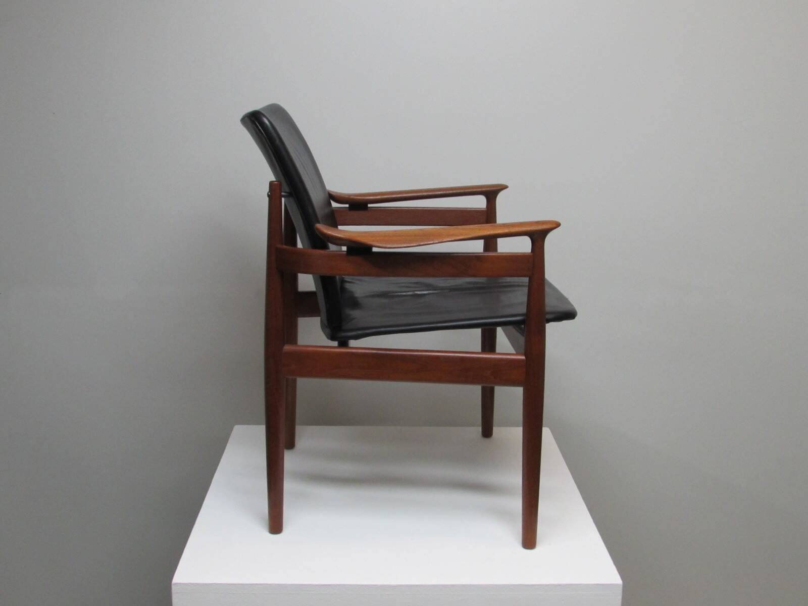 Finn Juhl model 192 in Teak, leather for France & Daverkosen
