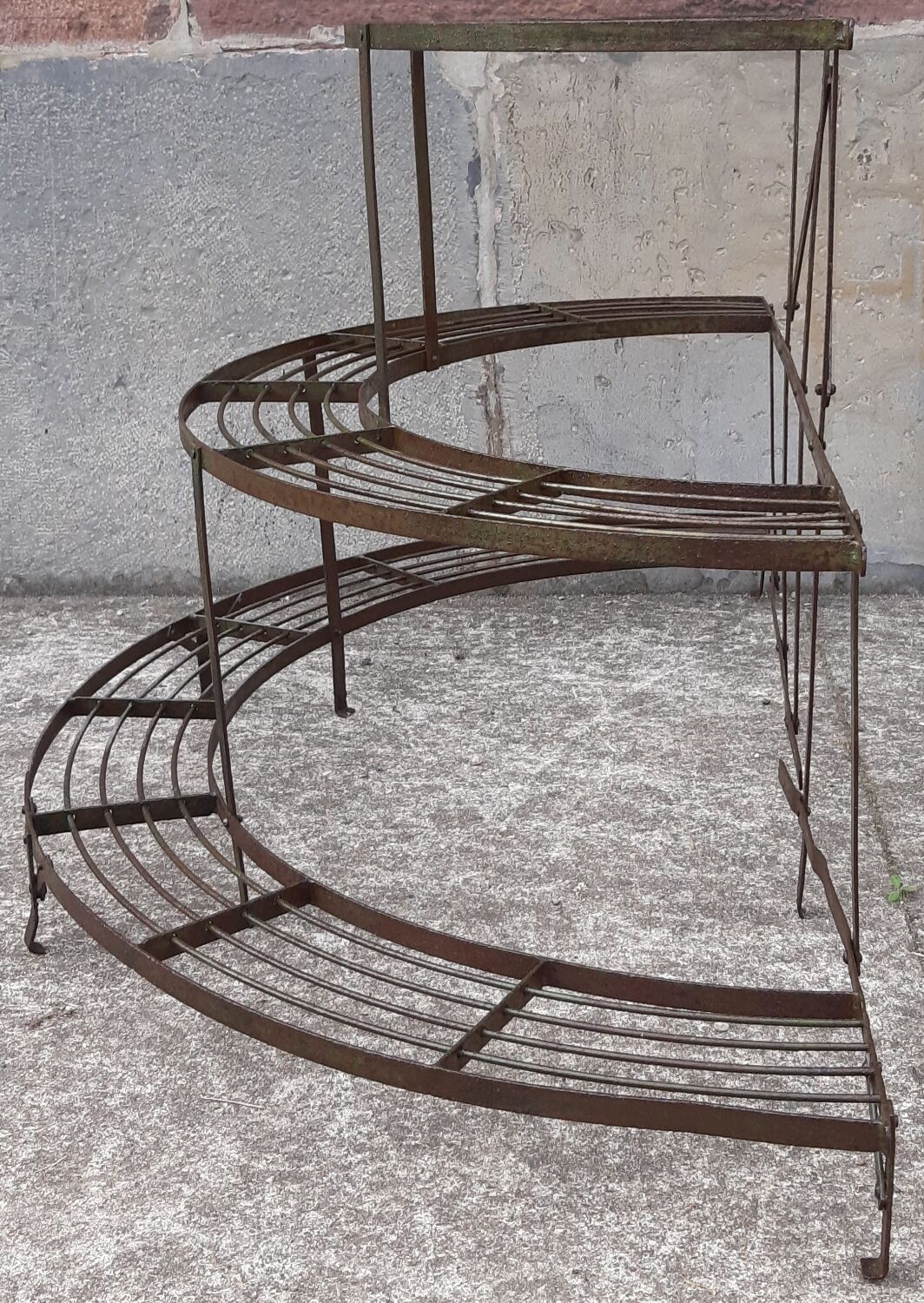 Half-moon plant holder