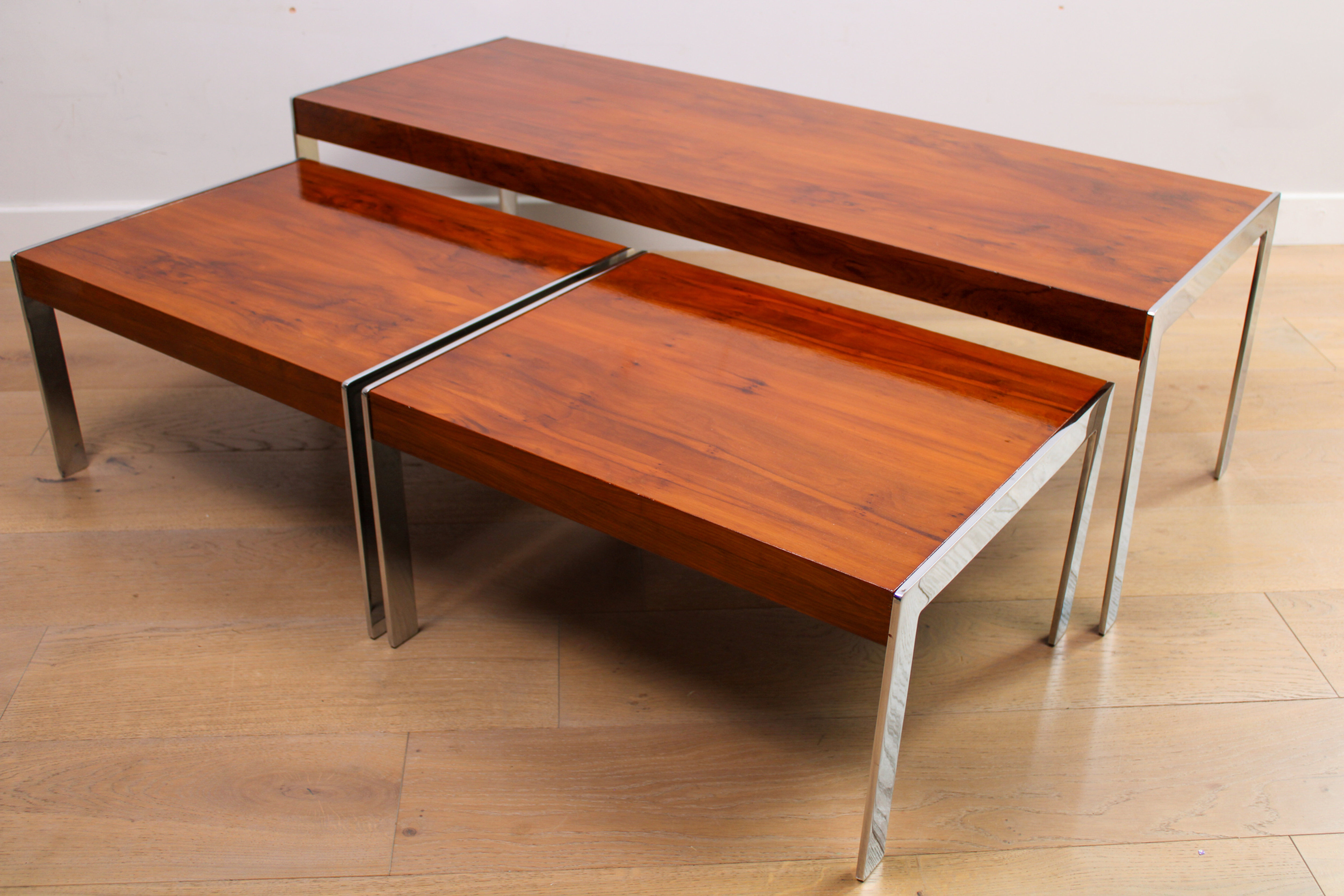 Un ensemble de tables de café gigognes vintage de milieu de siècle de Merrow Associates - If.